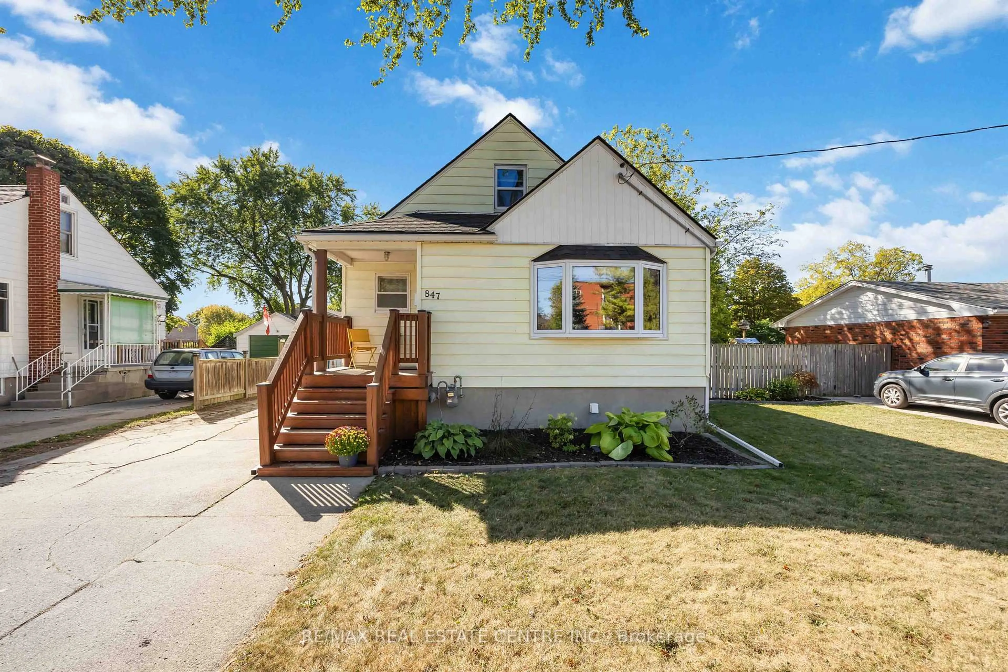 Home with vinyl exterior material, street for 847 Wellington St, Sarnia Ontario N7T 1J4