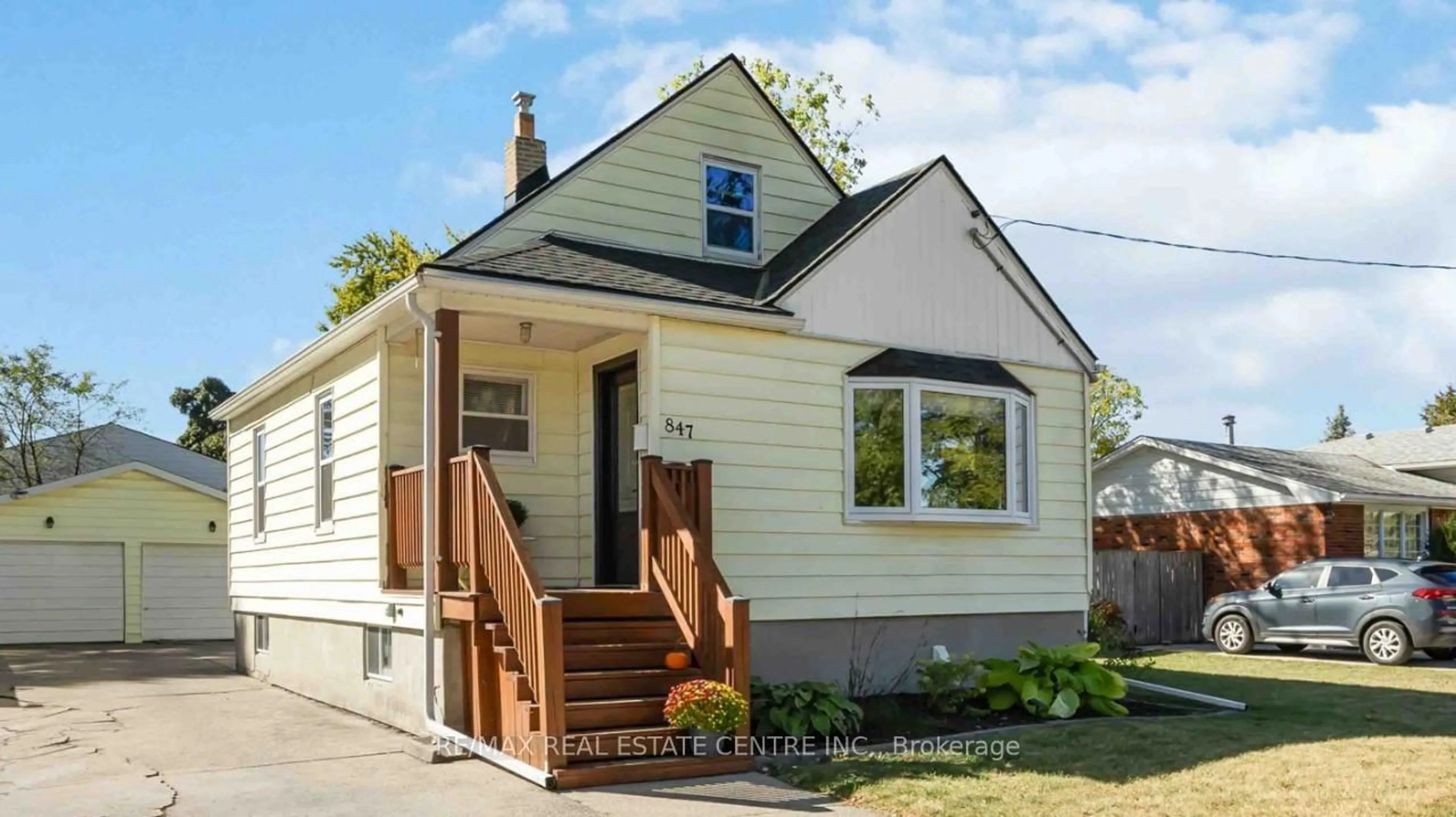 Home with vinyl exterior material, street for 847 Wellington St, Sarnia Ontario N7T 1J4