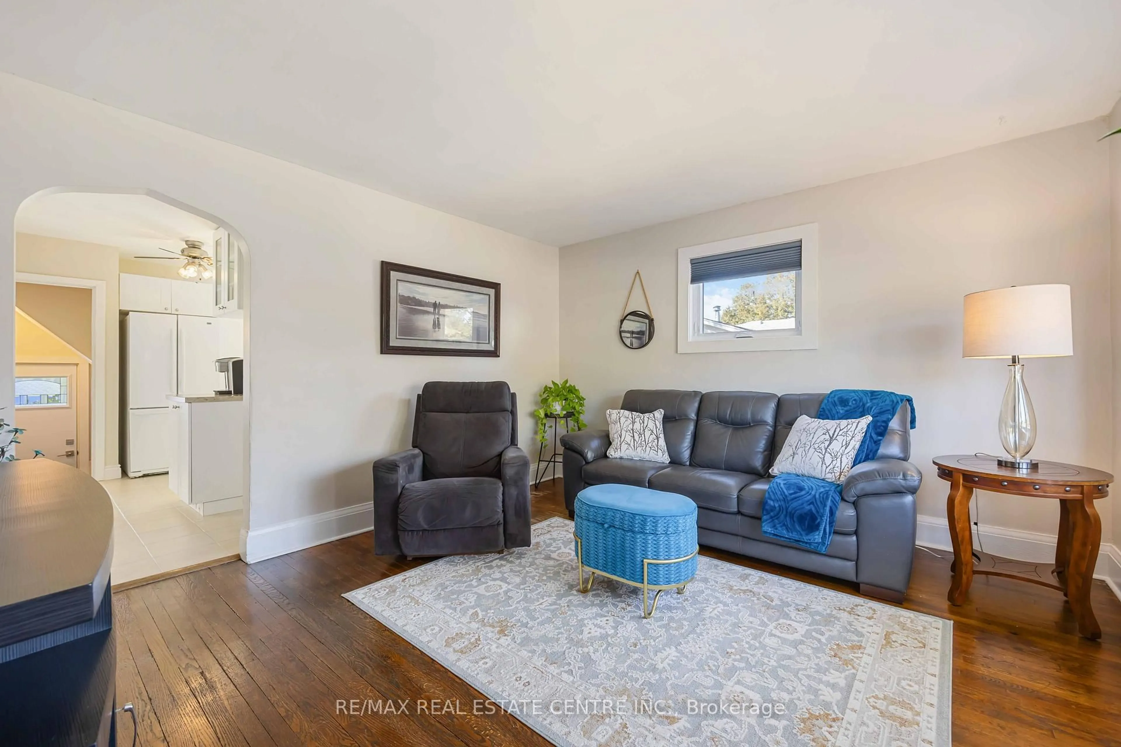 Living room with furniture, unknown for 847 Wellington St, Sarnia Ontario N7T 1J4