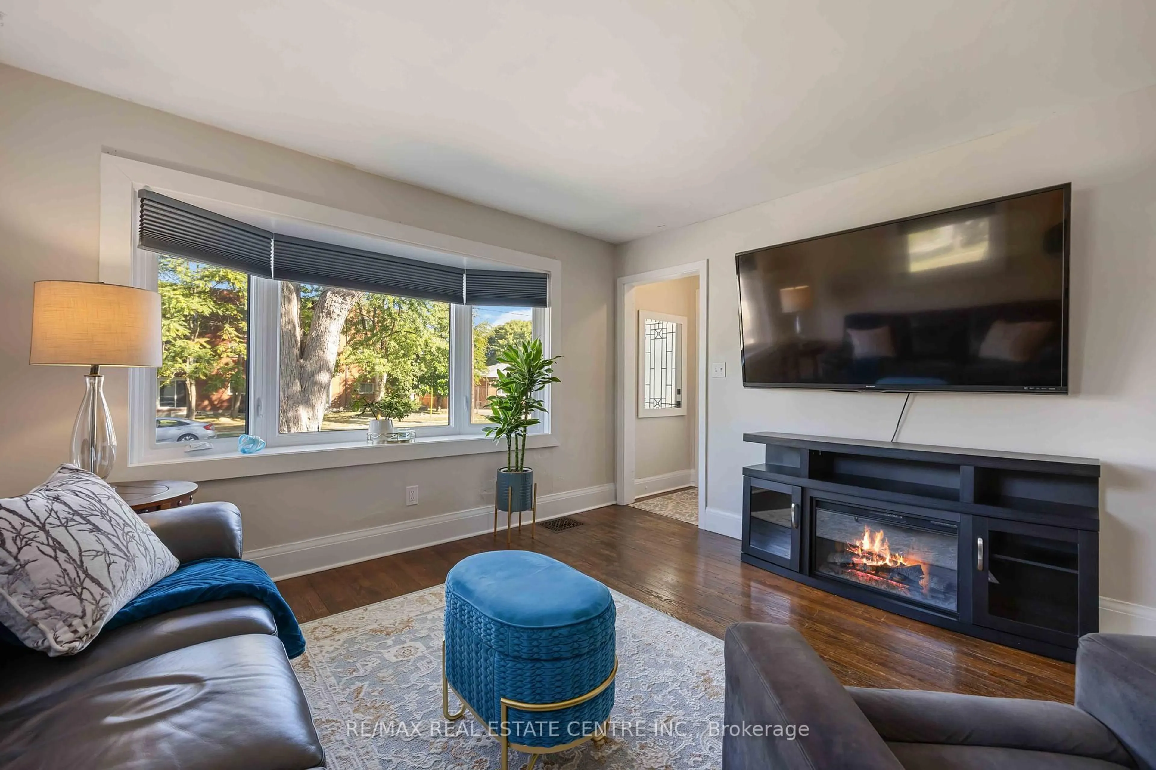 Living room with furniture, unknown for 847 Wellington St, Sarnia Ontario N7T 1J4
