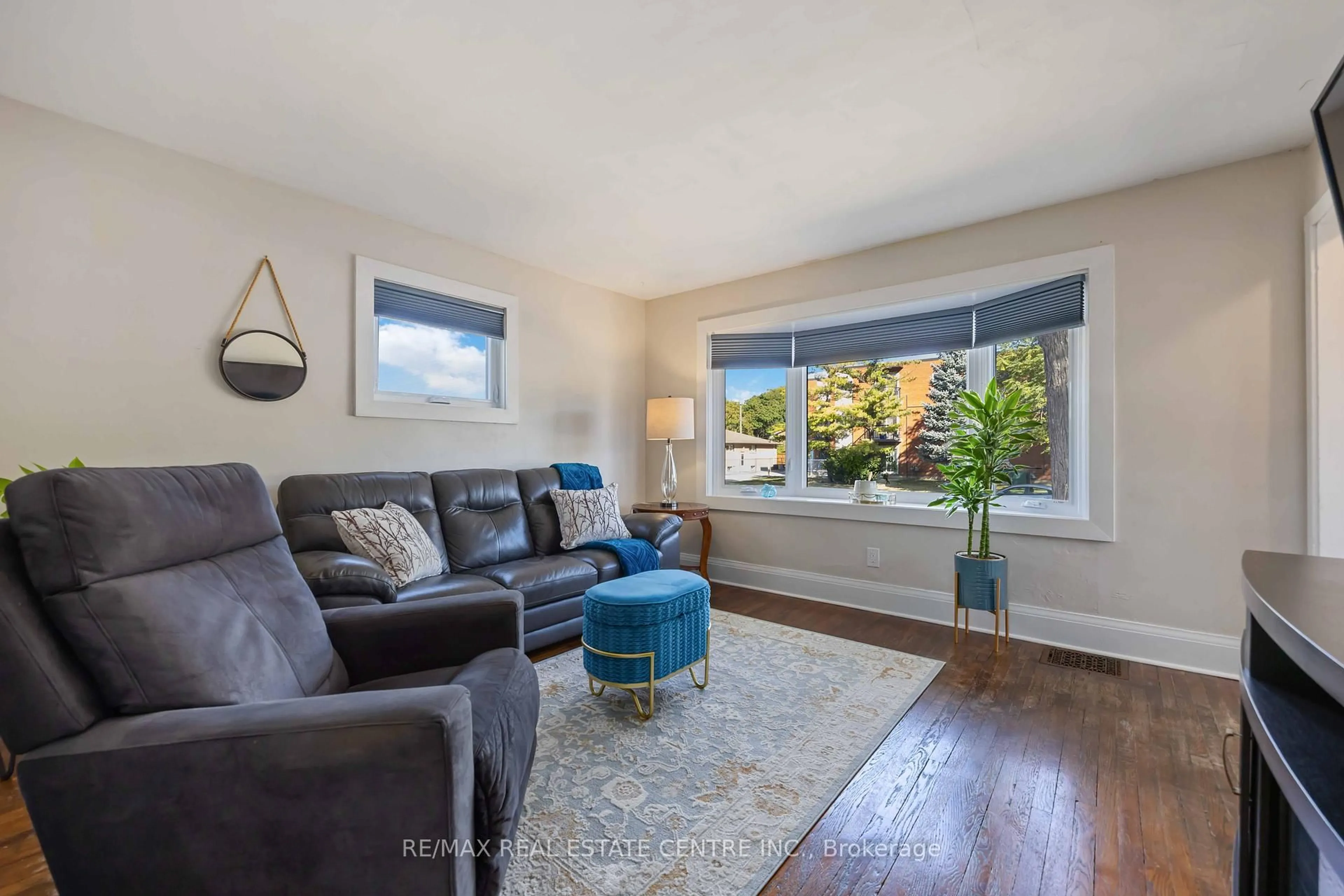 Living room with furniture, unknown for 847 Wellington St, Sarnia Ontario N7T 1J4
