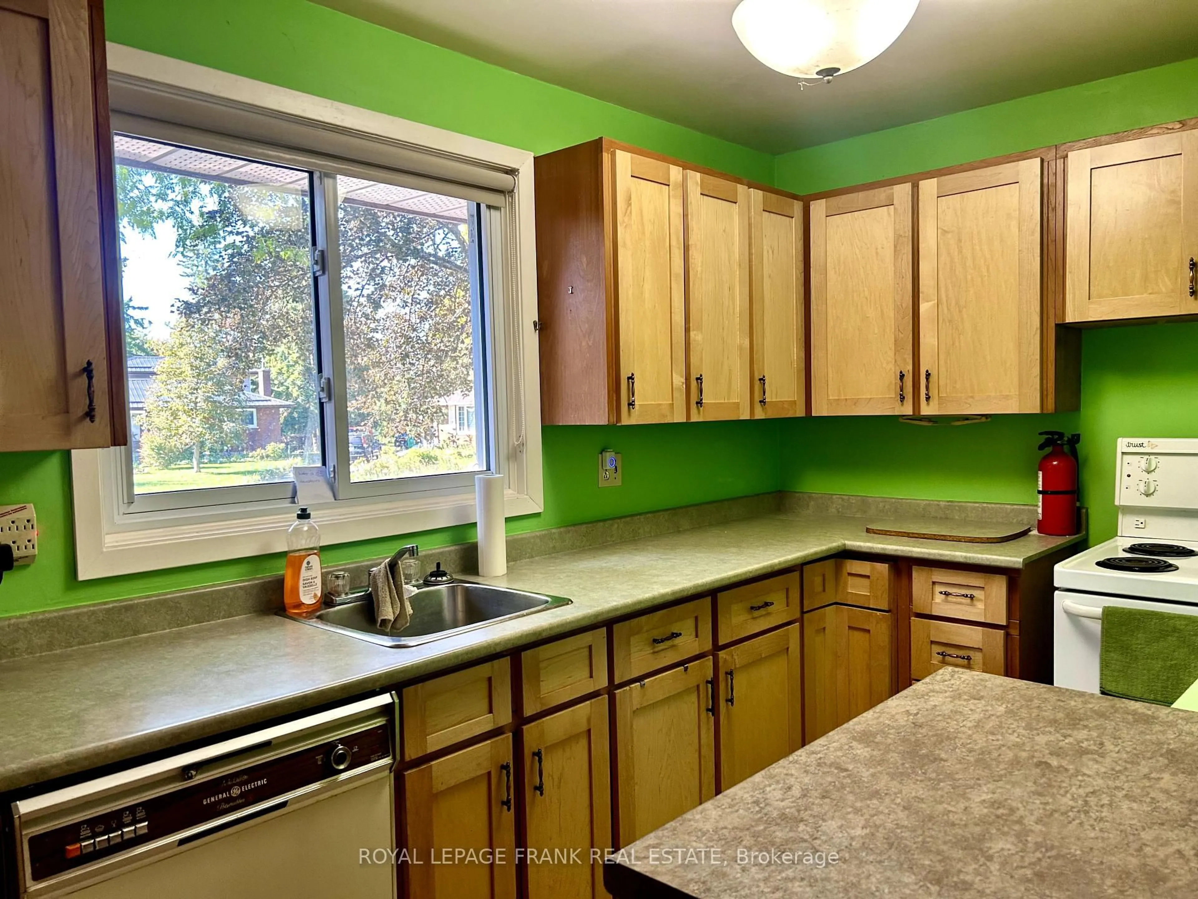 Standard kitchen, unknown for 4 Peary Pl, Peterborough Ontario K9H 6Y5