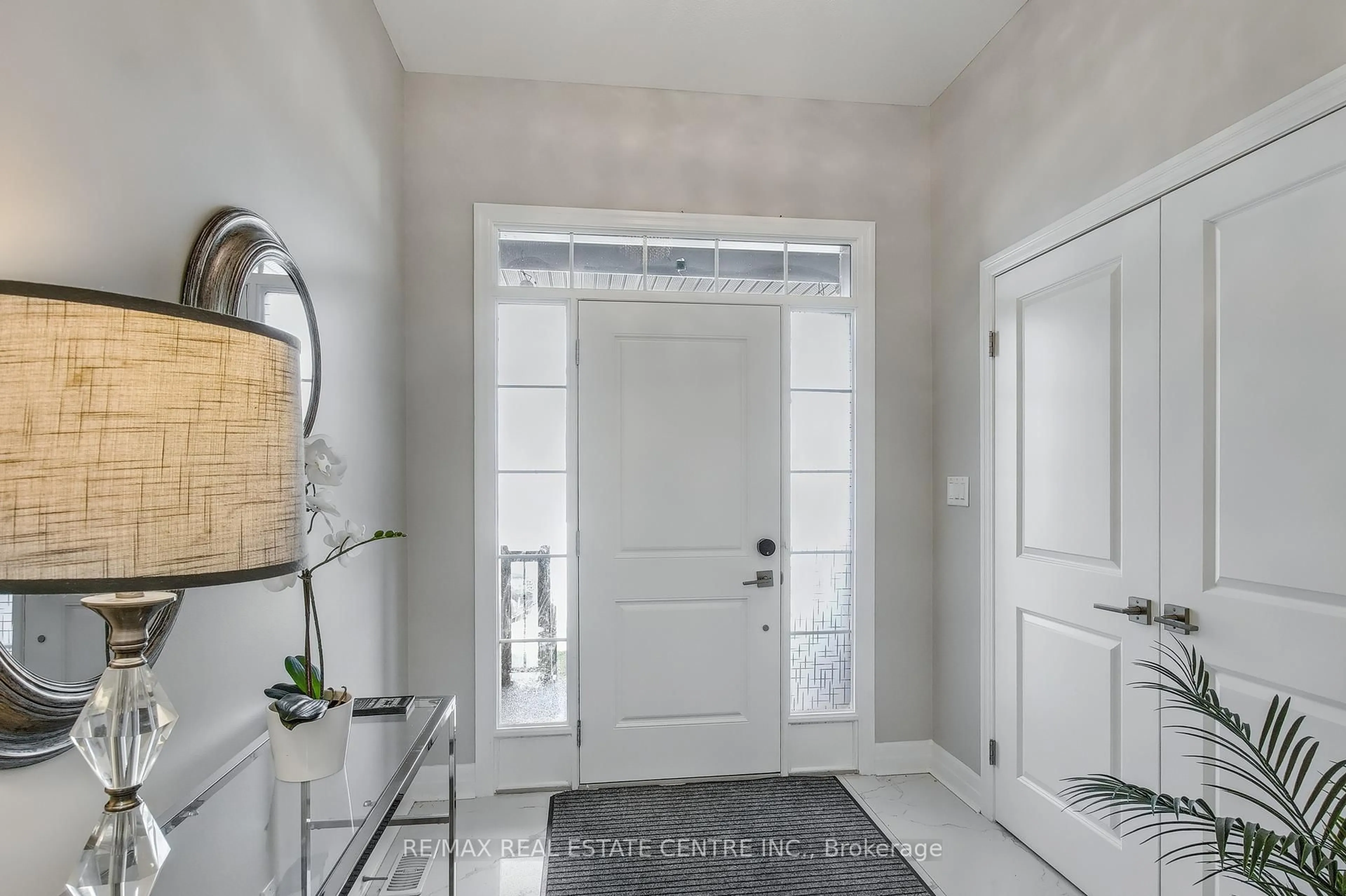 Indoor entryway for 162 Mountain Holly Crt, Waterloo Ontario N2V 0E1