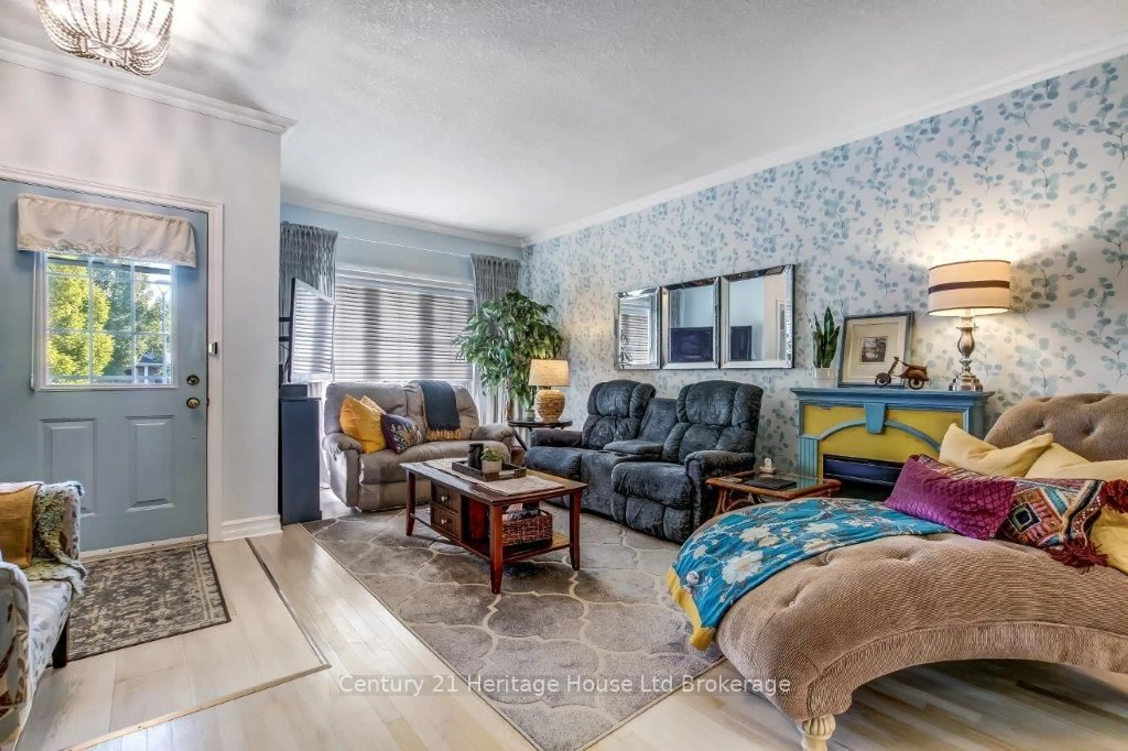 Living room with furniture, unknown for 707 Southwood Way, Woodstock Ontario N4V 1H5