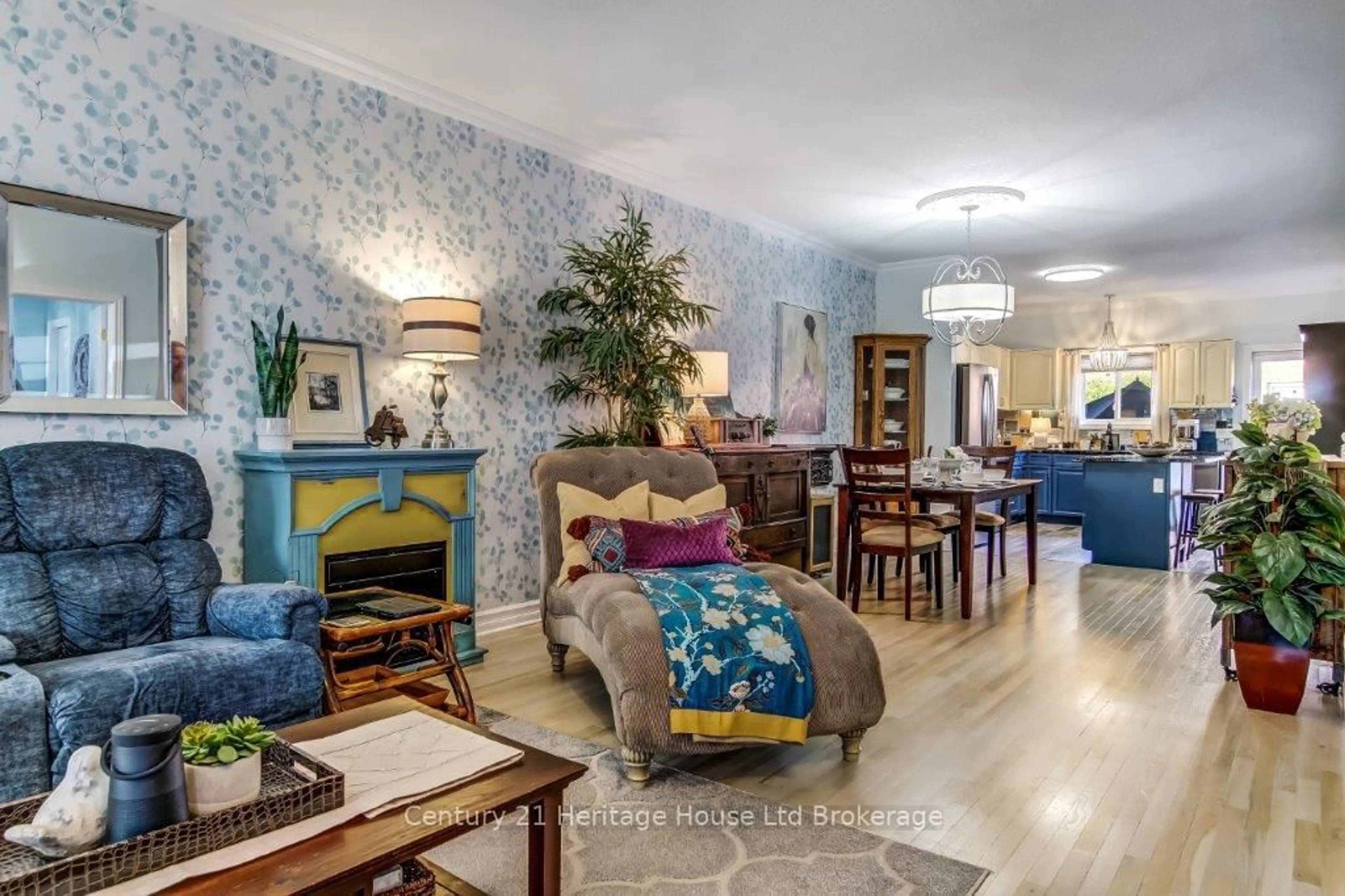 Living room with furniture, unknown for 707 Southwood Way, Woodstock Ontario N4V 1H5