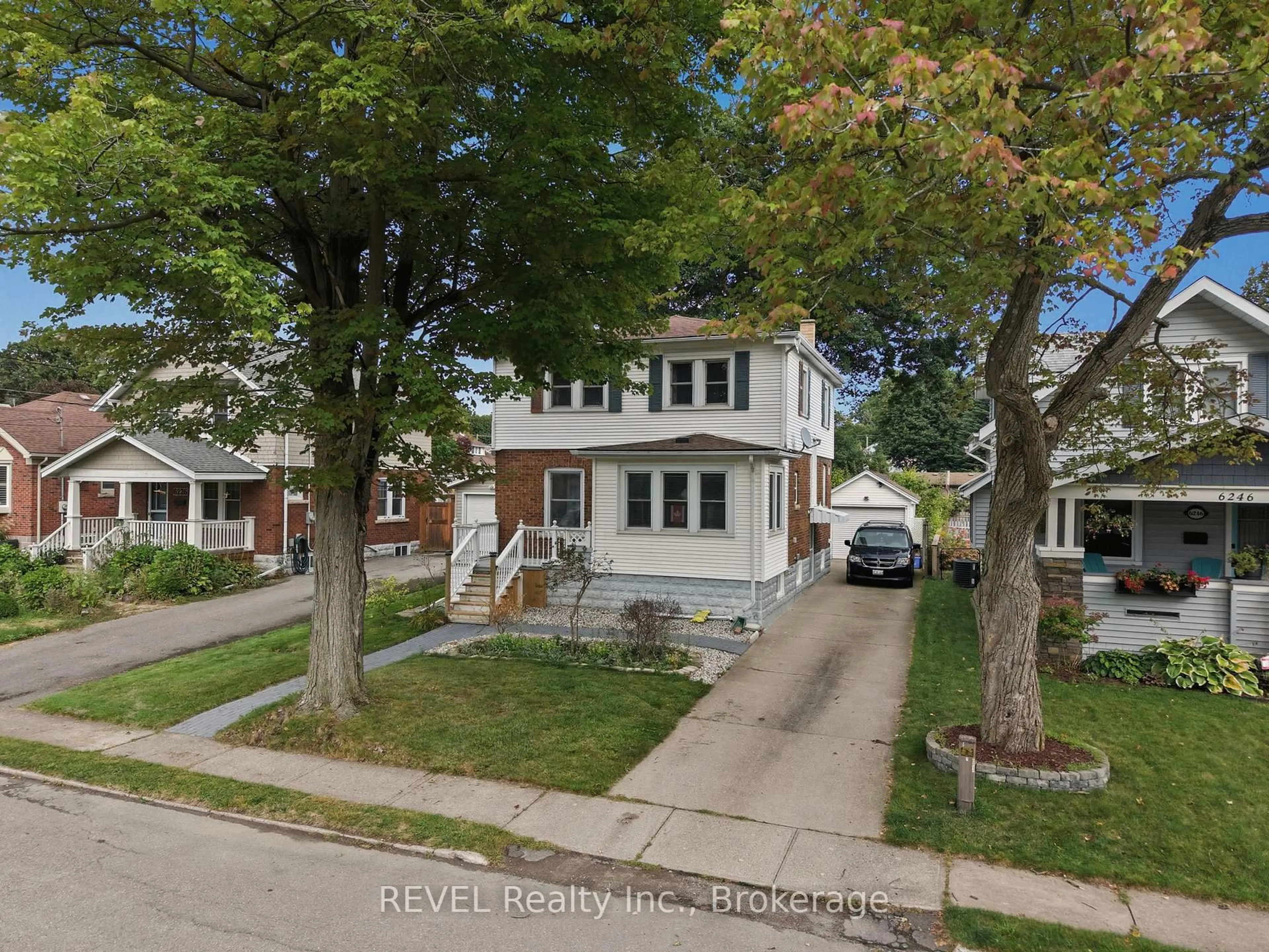 A pic from outside/outdoor area/front of a property/back of a property/a pic from drone, street for 6238 PINE GROVE Ave, Niagara Falls Ontario L2G 4J2