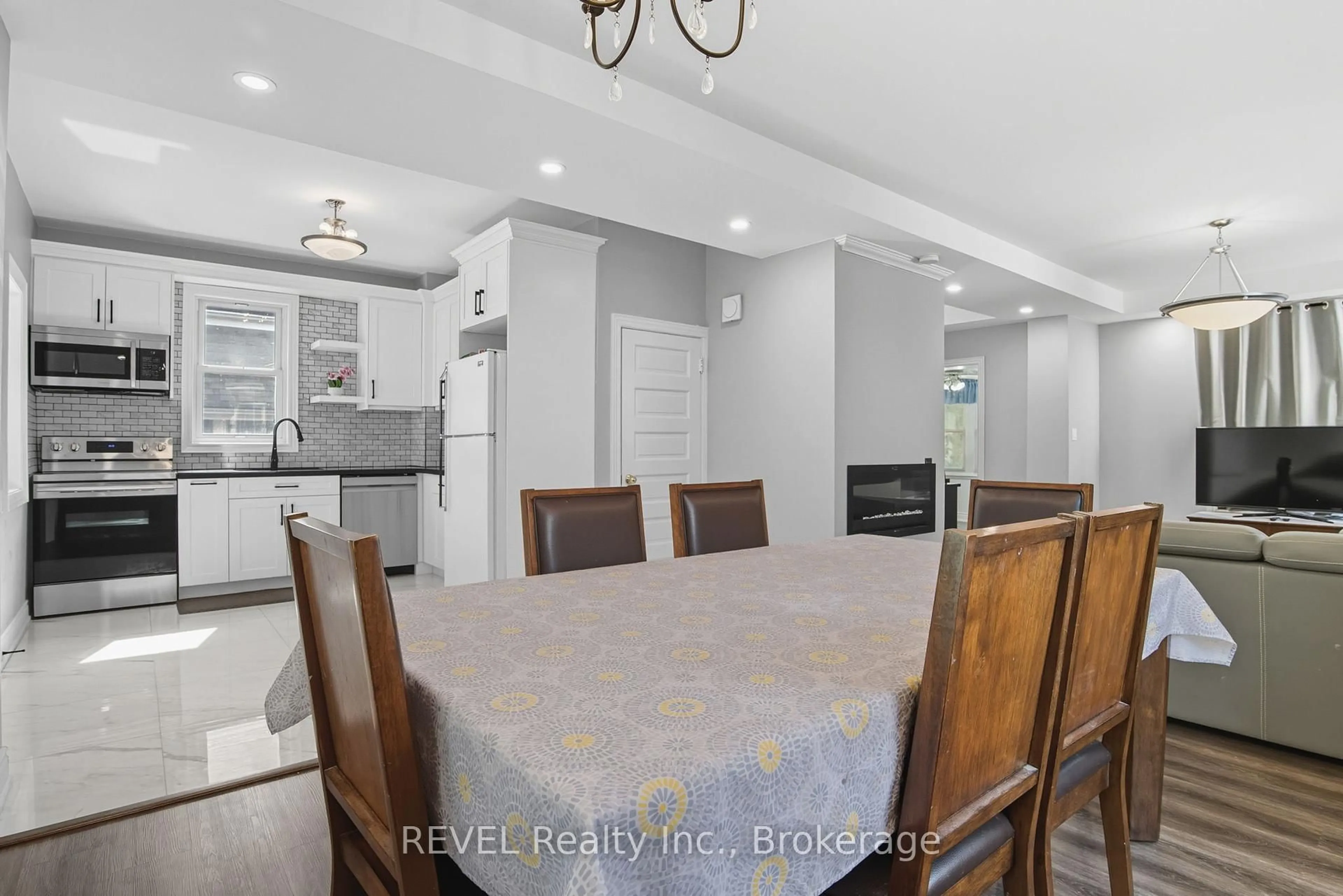 Dining room, ceramic/tile floor for 6238 PINE GROVE Ave, Niagara Falls Ontario L2G 4J2