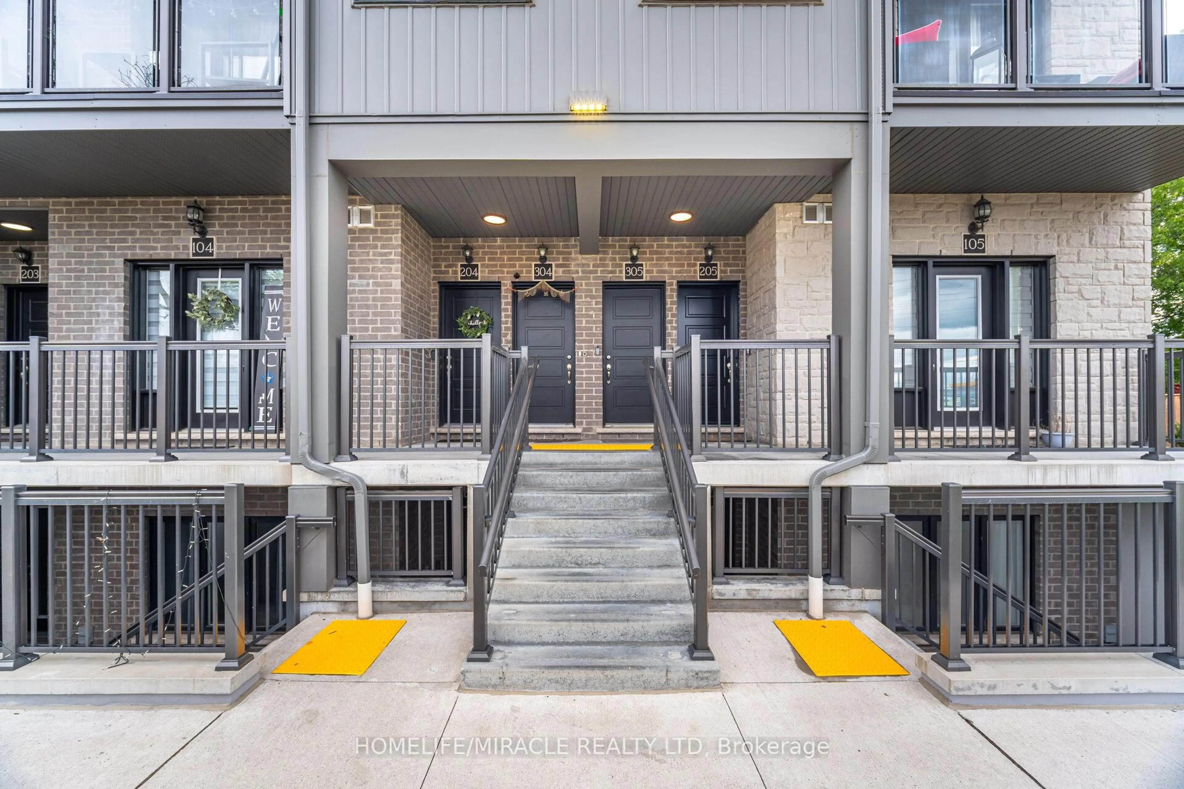 Indoor foyer for 721 Franklin Blvd #305, Cambridge Ontario N1R 0E4