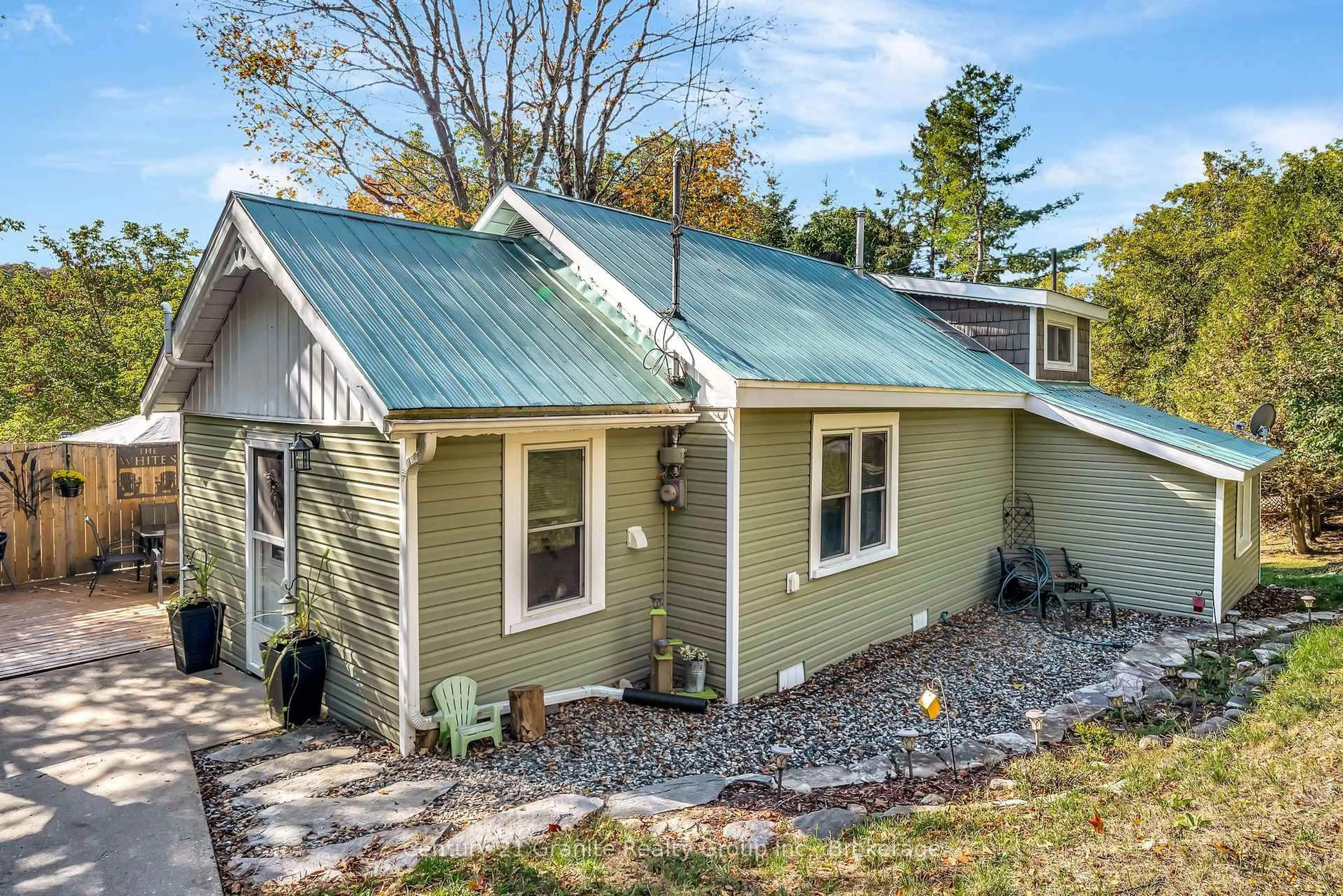 Home with vinyl exterior material, unknown for 91 Pine Ave, Dysart et al Ontario K0M 1S0
