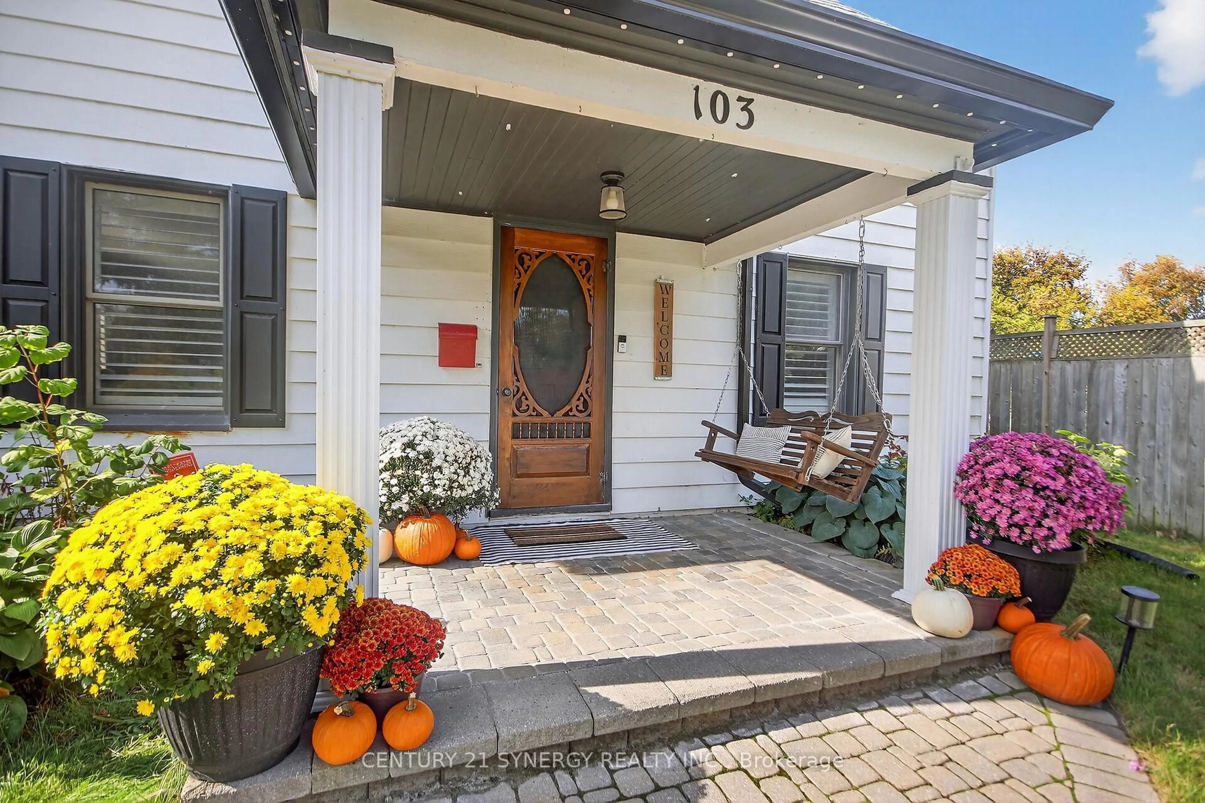Indoor entryway for 103 Queen Charlotte St, Richmond Ontario K0A 2Z0