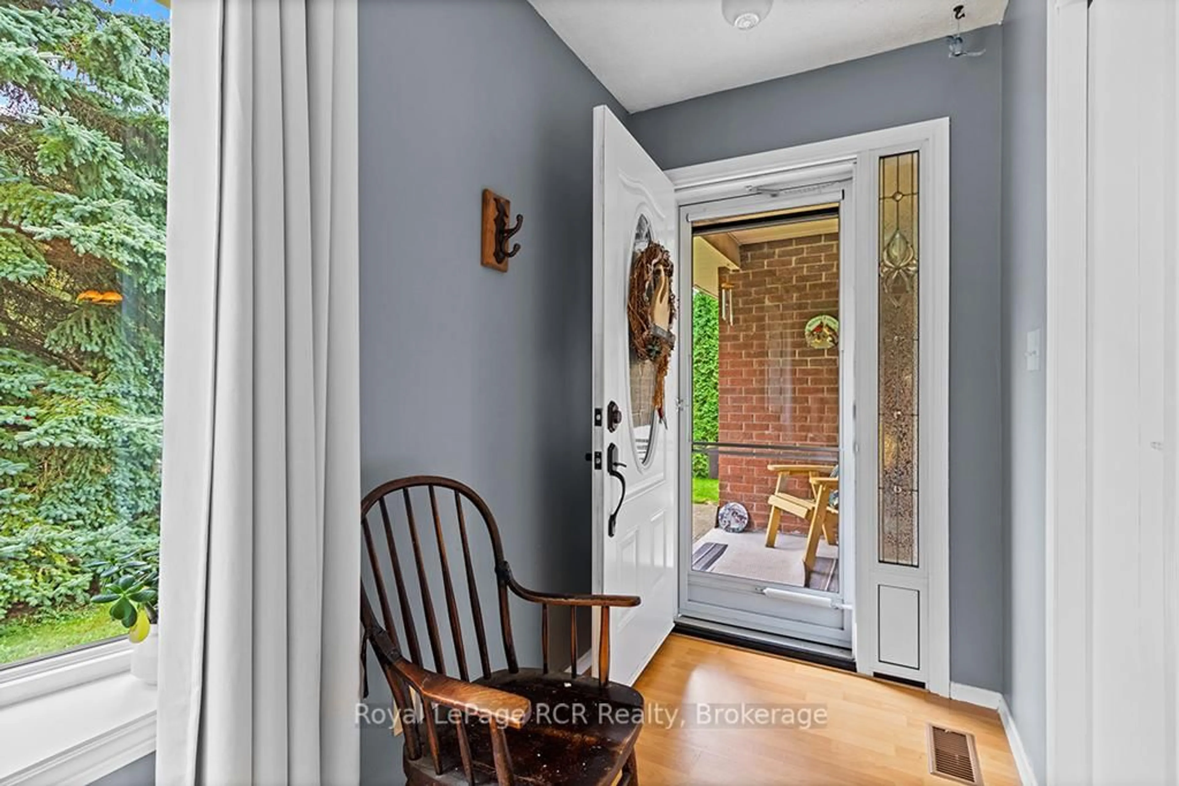 Indoor entryway for 1118 6th Ave, Owen Sound Ontario N4K 5H1