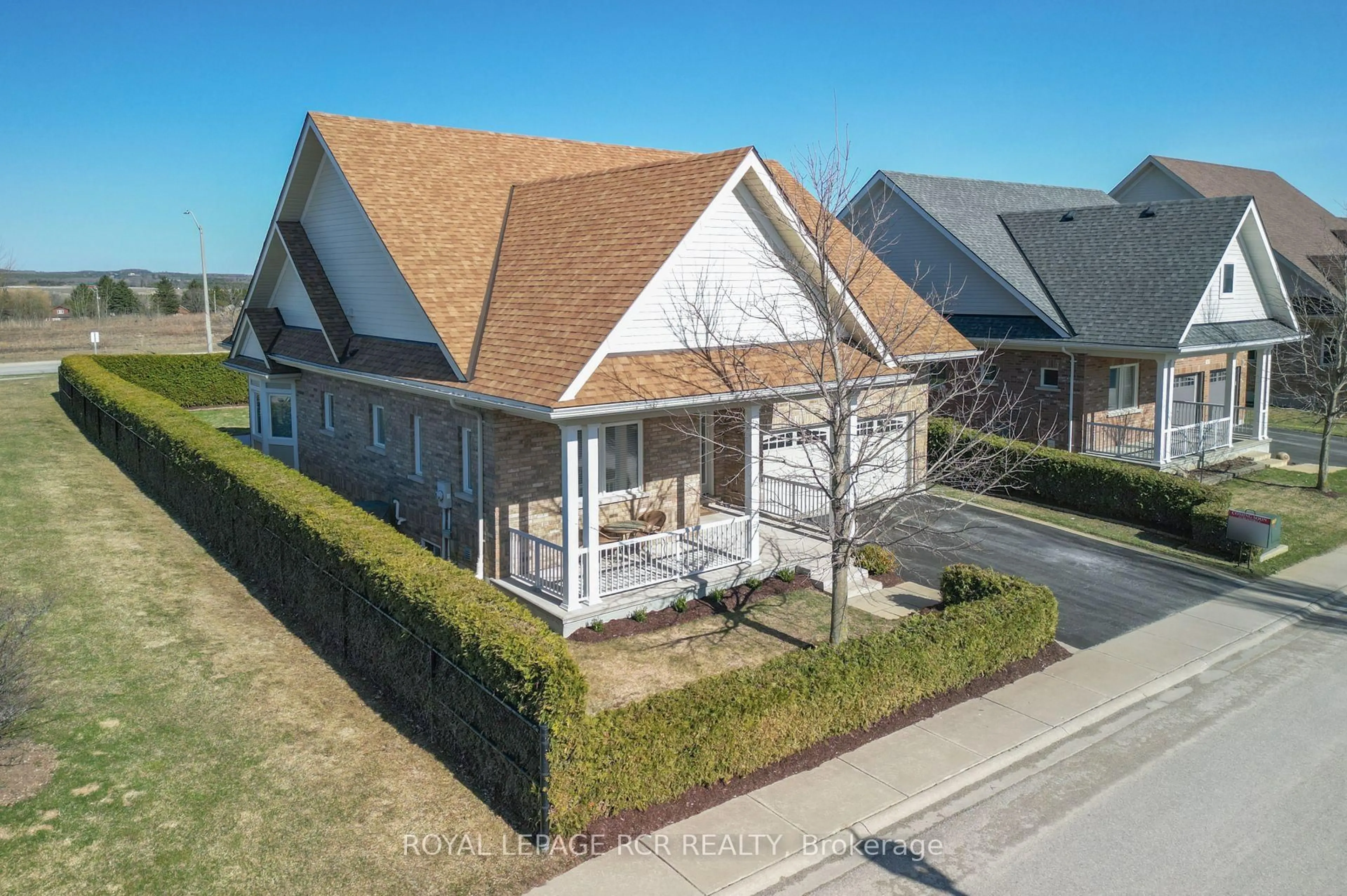 A pic from outside/outdoor area/front of a property/back of a property/a pic from drone, street for 200 Kingfisher Dr #47, Mono Ontario L9W 0B3