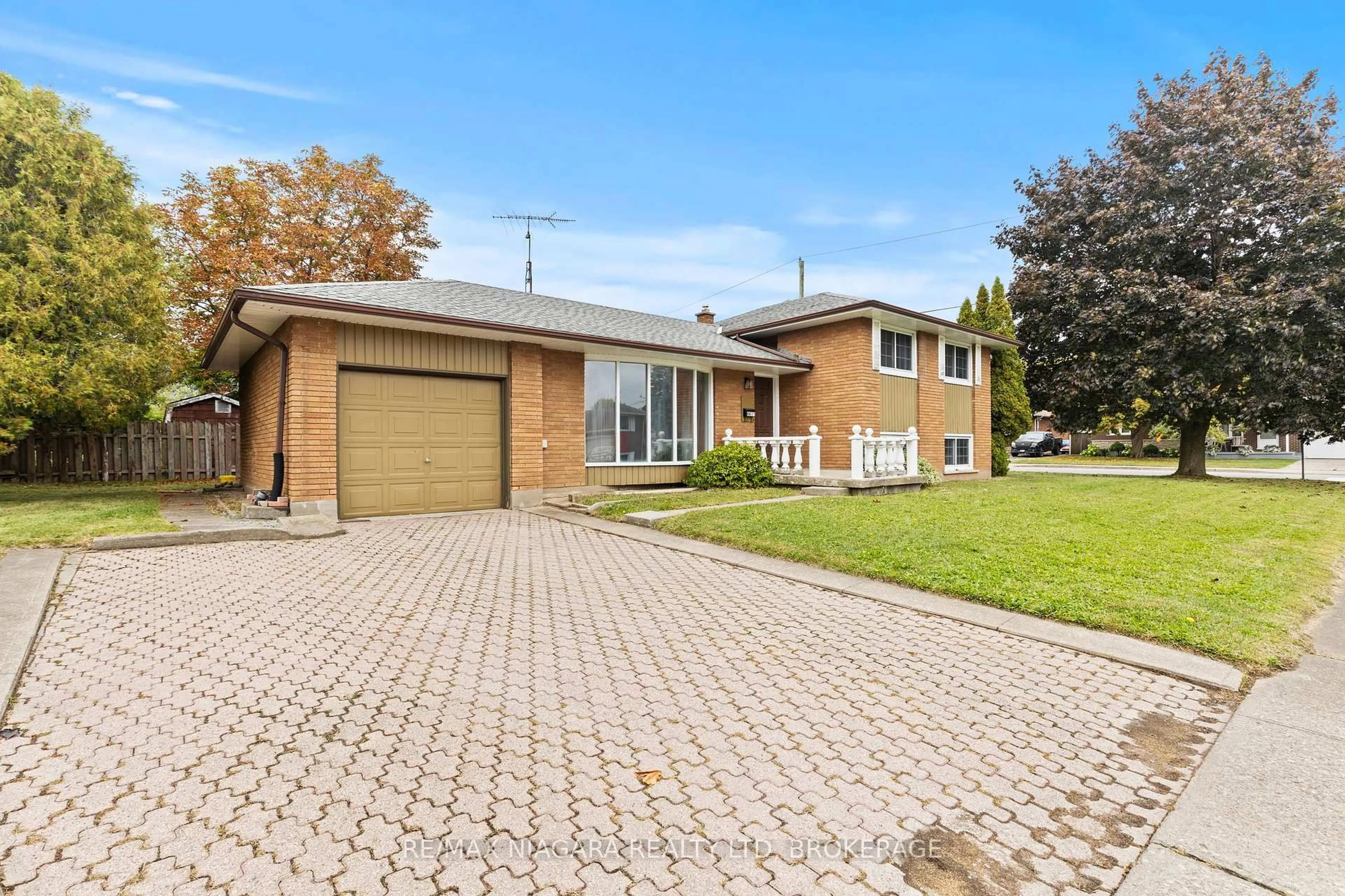 Home with brick exterior material, street for 6611 Margaret St, Niagara Falls Ontario L2G 2V1
