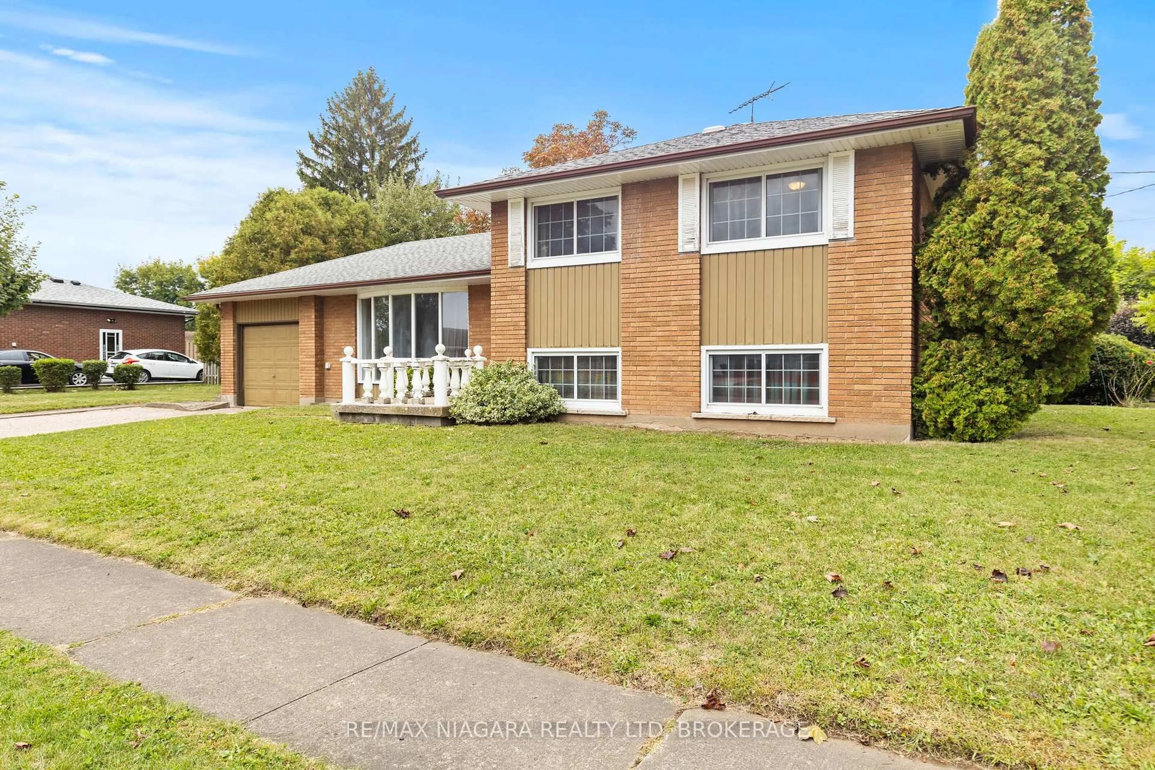 Home with brick exterior material, street for 6611 Margaret St, Niagara Falls Ontario L2G 2V1