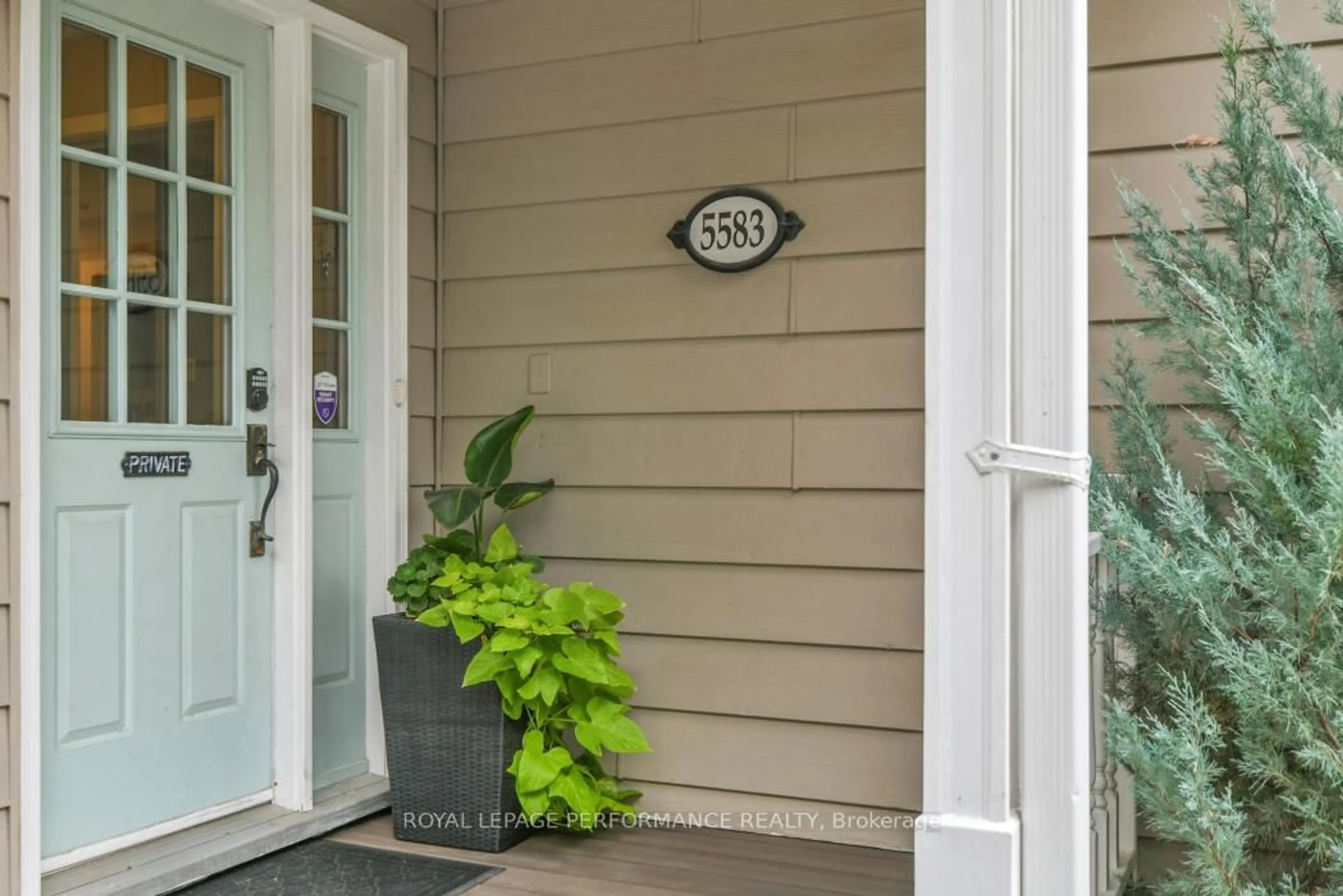Indoor entryway for 5583 Manotick Main St, Ottawa Ontario K4M 1A9