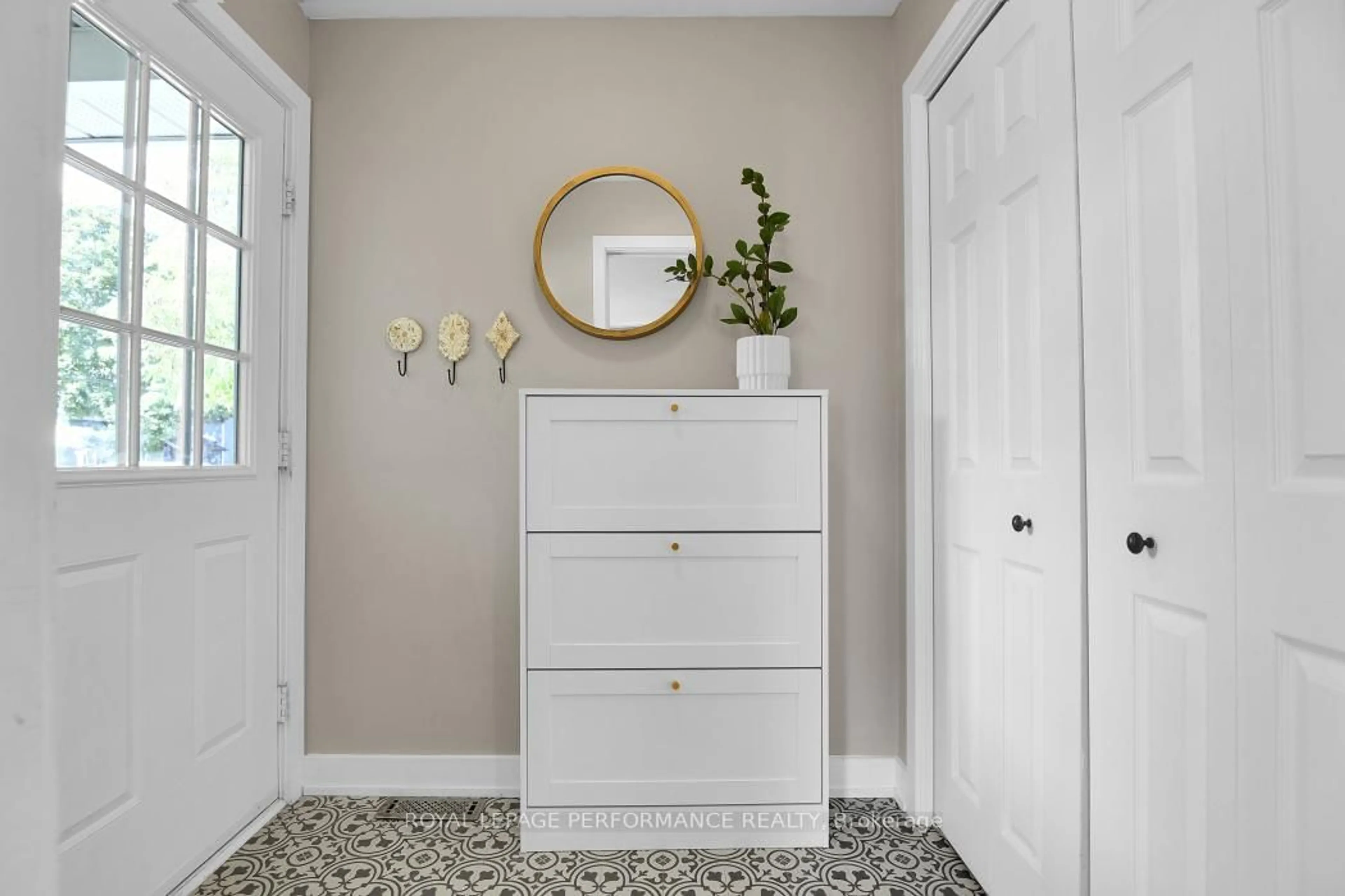 Indoor entryway for 5583 Manotick Main St, Ottawa Ontario K4M 1A9