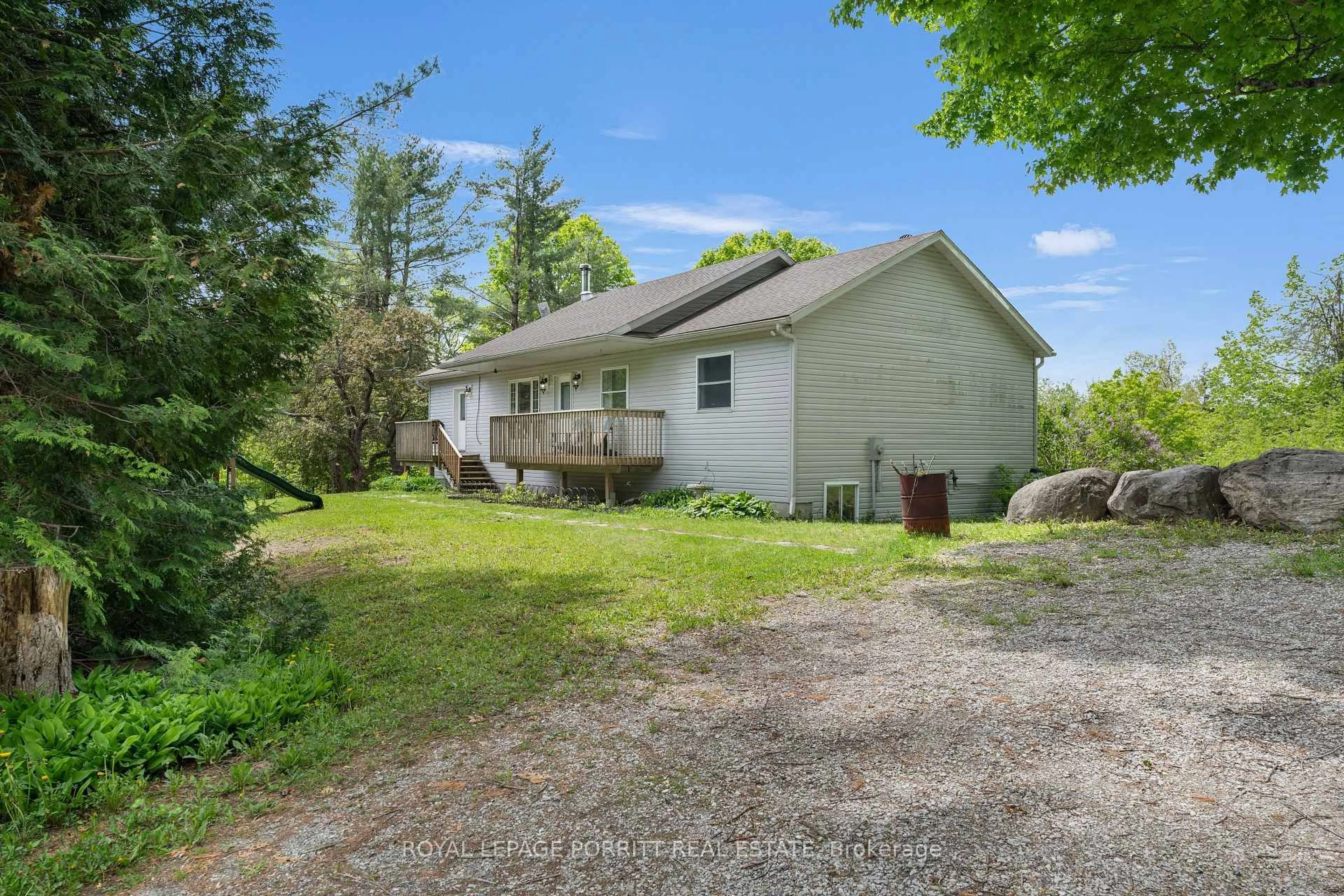 A pic from outside/outdoor area/front of a property/back of a property/a pic from drone, unknown for 1101 Hawn Rd, Bracebridge Ontario P1L 1X1