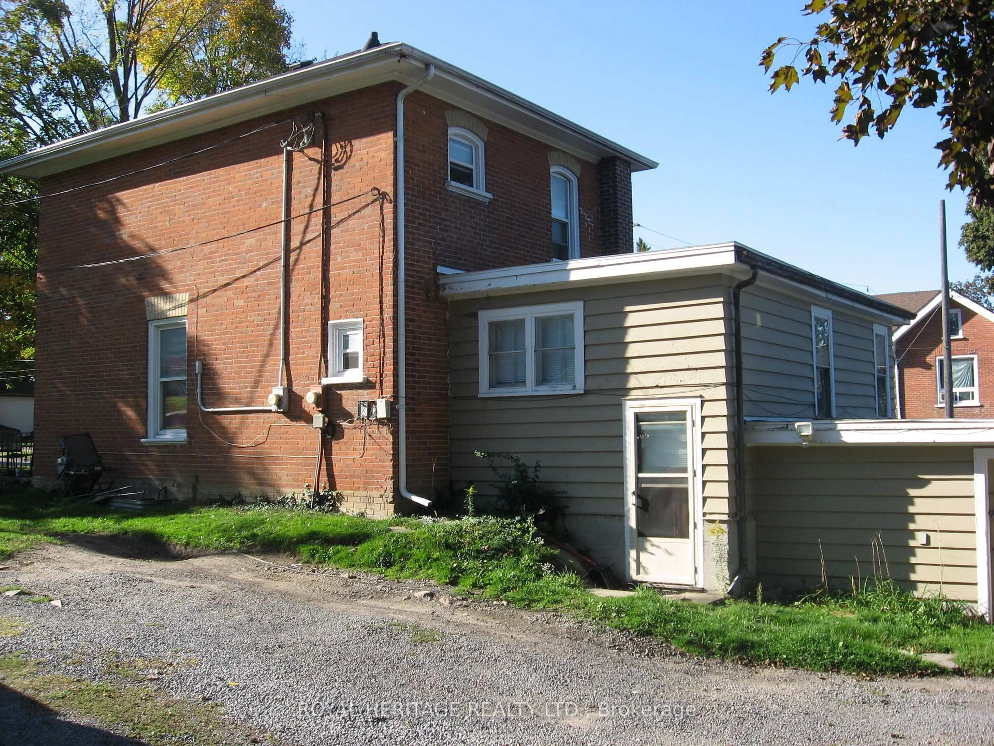 Home with brick exterior material, building for 276 Parkhill Rd, Peterborough Ontario K9H 3H5