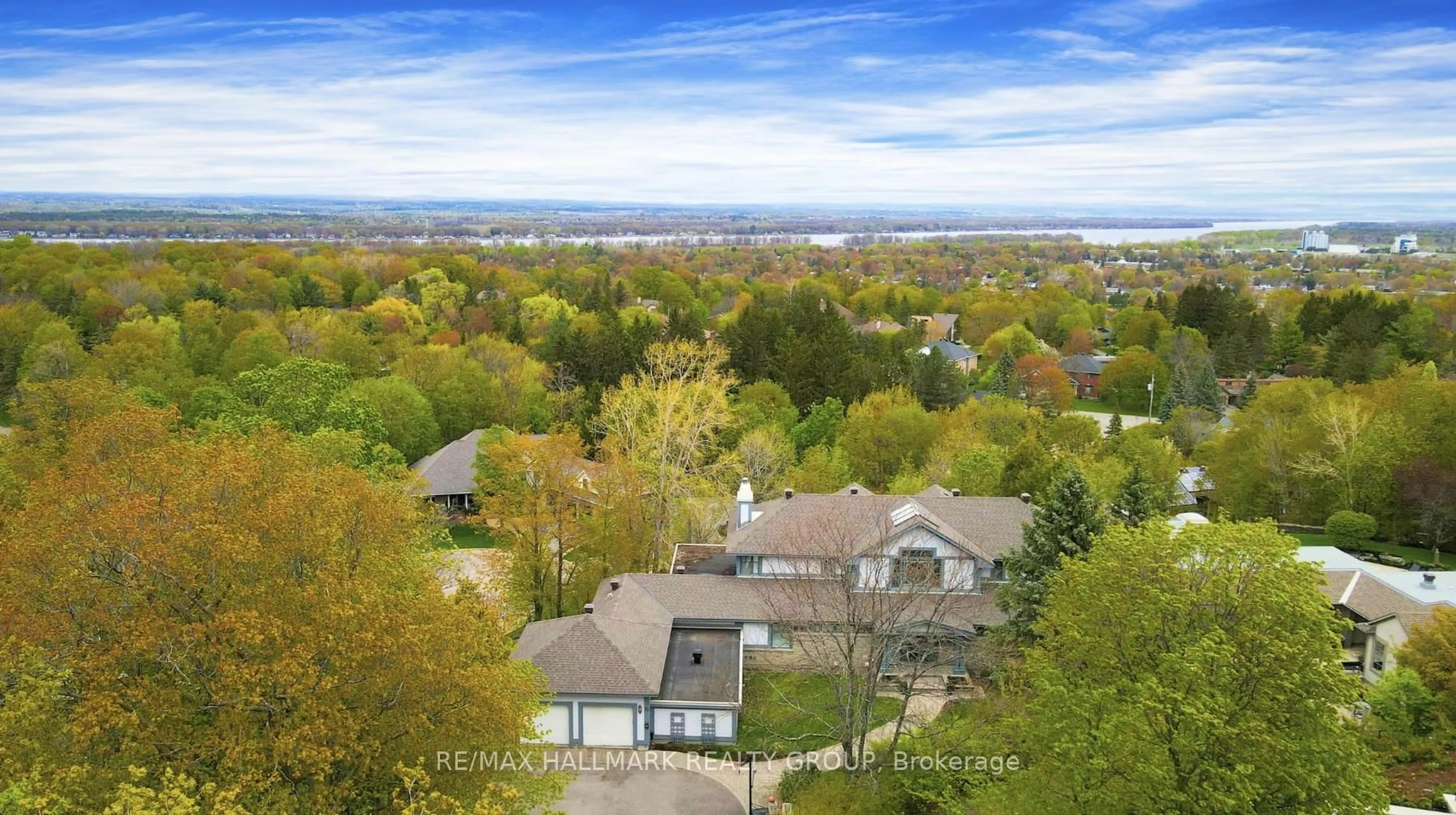 A pic from outside/outdoor area/front of a property/back of a property/a pic from drone, water/lake/river/ocean view for 23 DAVIDSON Dr, Ottawa Ontario K1J 6L7
