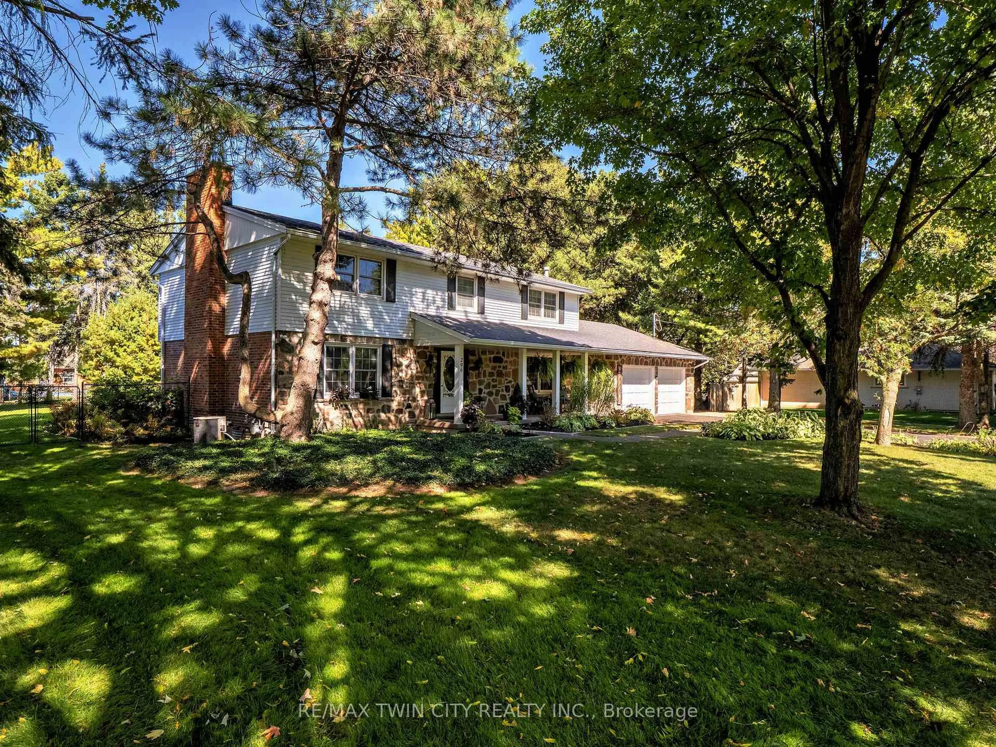 A pic from outside/outdoor area/front of a property/back of a property/a pic from drone, unknown for 296 Edgehill Dr, Kitchener Ontario N2P 2C9