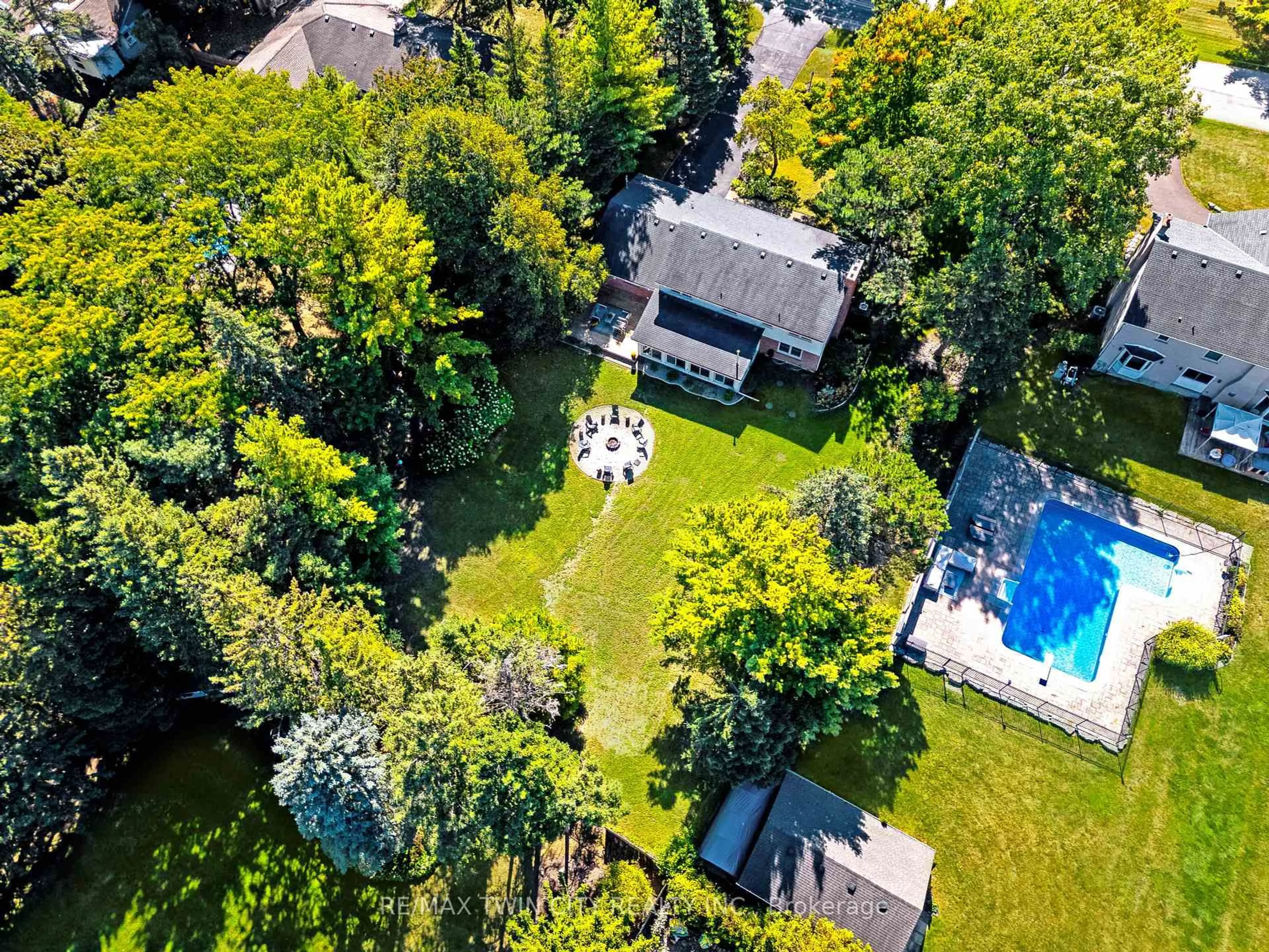 A pic from outside/outdoor area/front of a property/back of a property/a pic from drone, water/lake/river/ocean view for 296 Edgehill Dr, Kitchener Ontario N2P 2C9