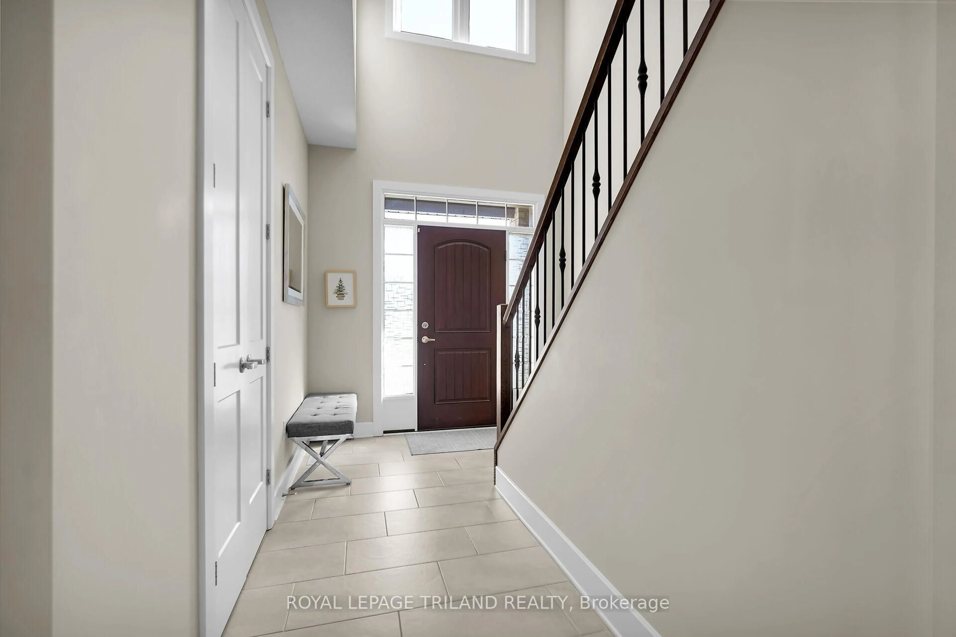 Indoor entryway for 521 Sophia Cres, London North Ontario N6H 5L4