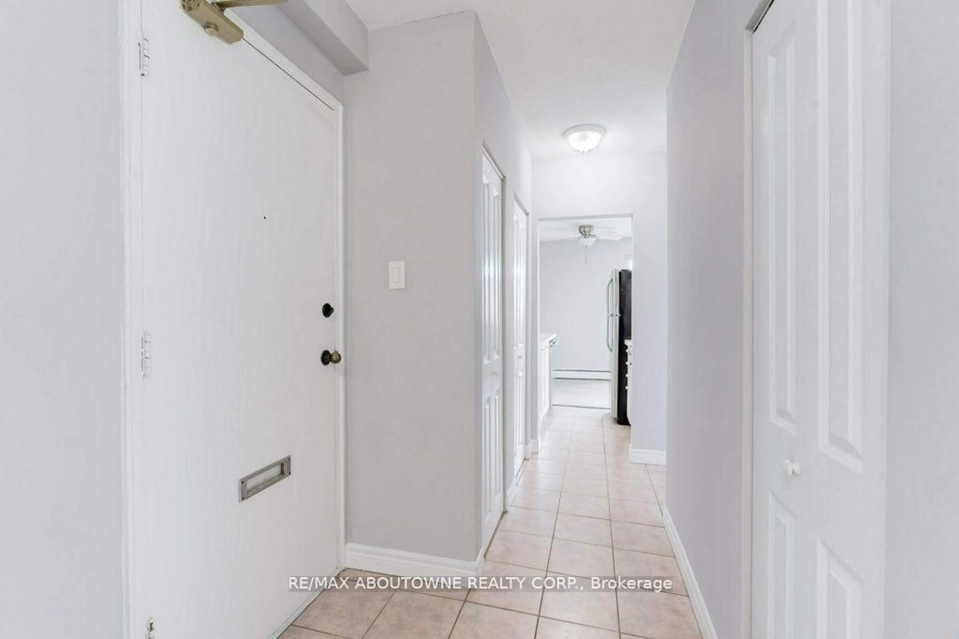 Indoor entryway for 81 Charlton Ave #903, Hamilton Ontario L8N 1Y7