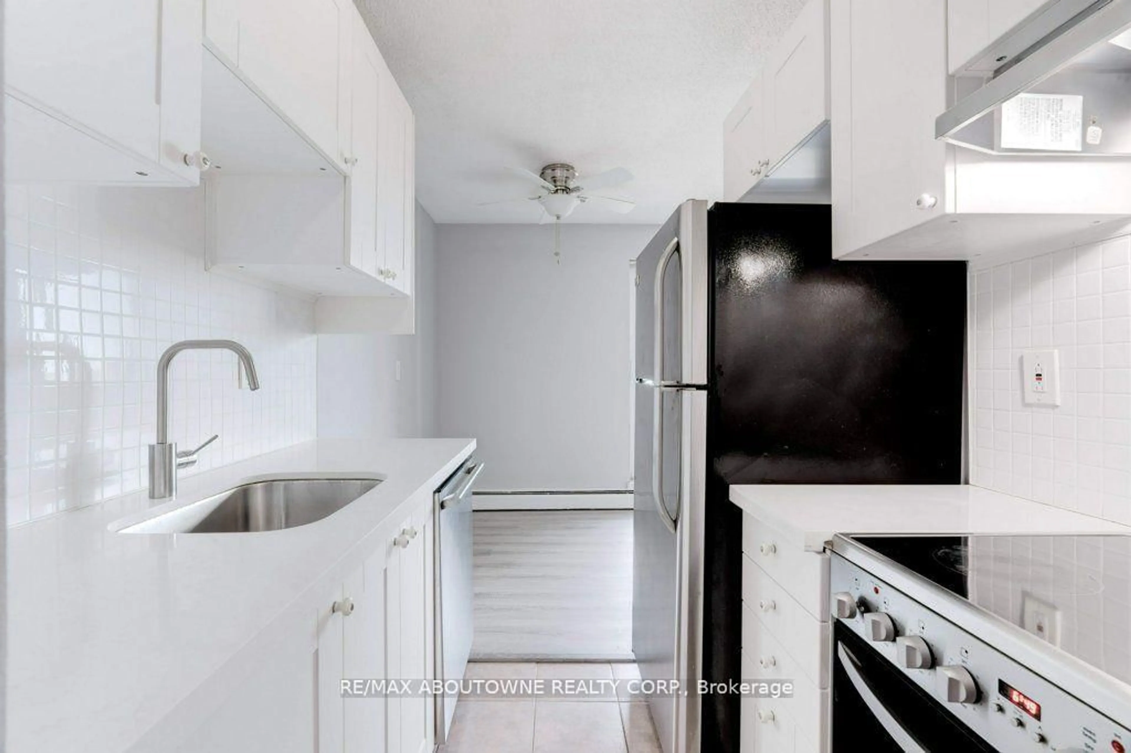 Standard kitchen, unknown for 81 Charlton Ave #903, Hamilton Ontario L8N 1Y7