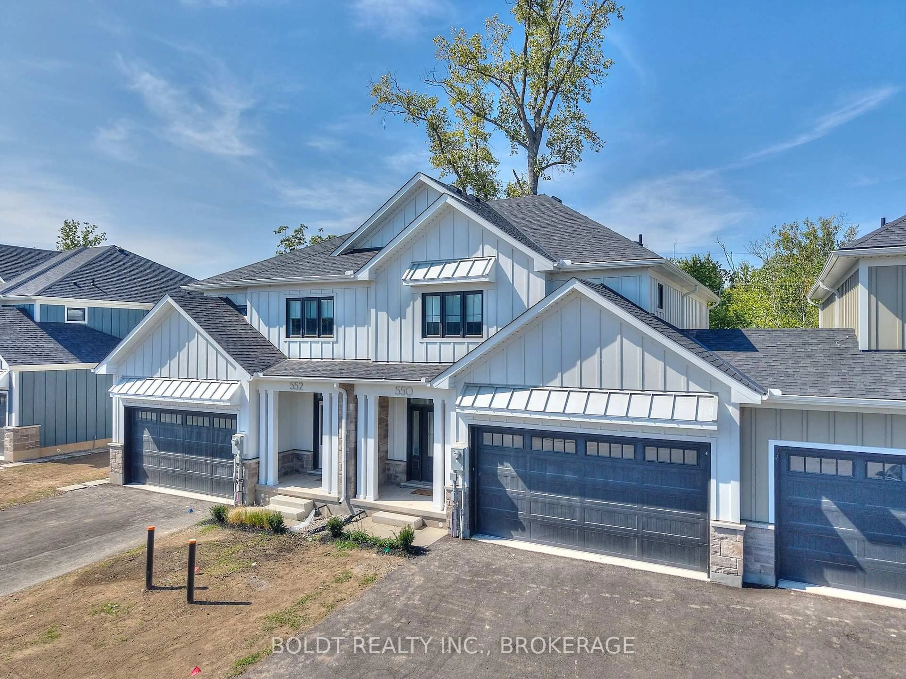 A pic from outside/outdoor area/front of a property/back of a property/a pic from drone, street for 550 Mississauga Ave, Fort Erie Ontario L2A 0G8