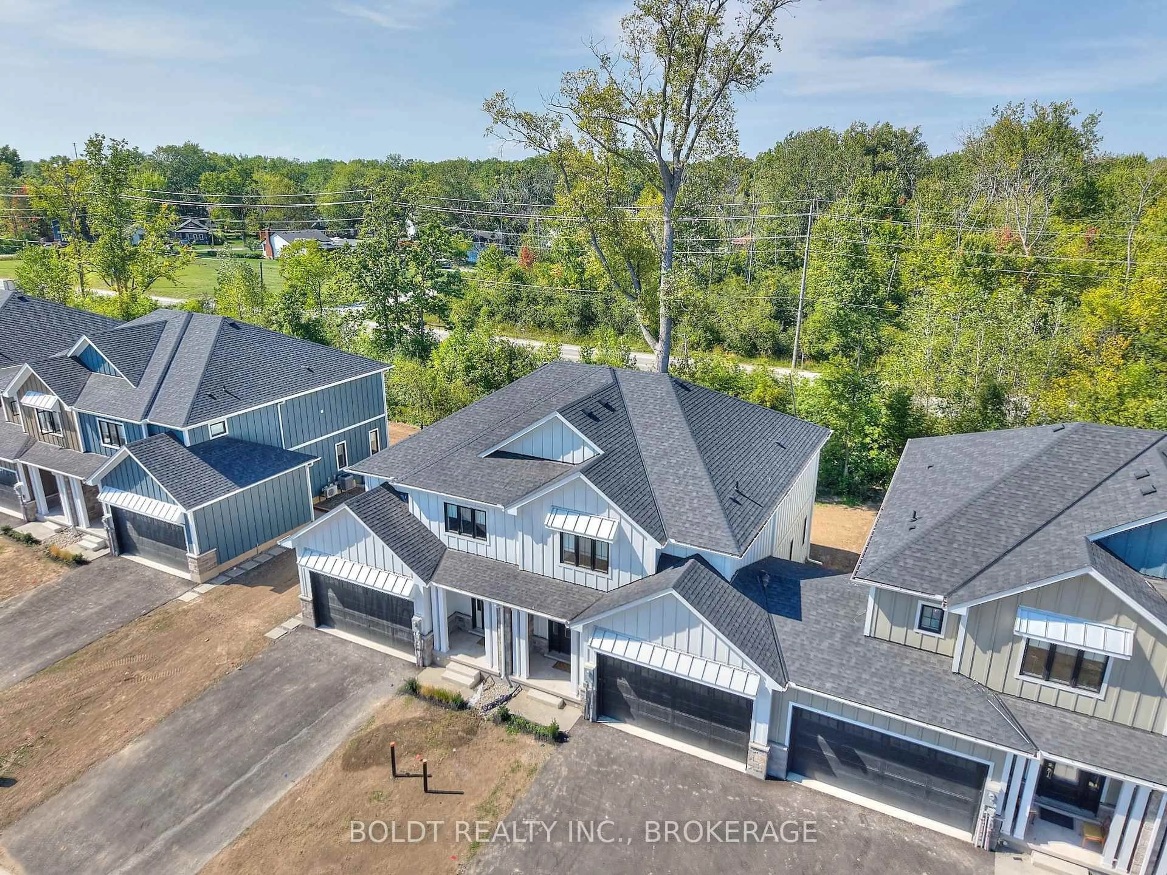 A pic from outside/outdoor area/front of a property/back of a property/a pic from drone, water/lake/river/ocean view for 550 Mississauga Ave, Fort Erie Ontario L2A 0G8