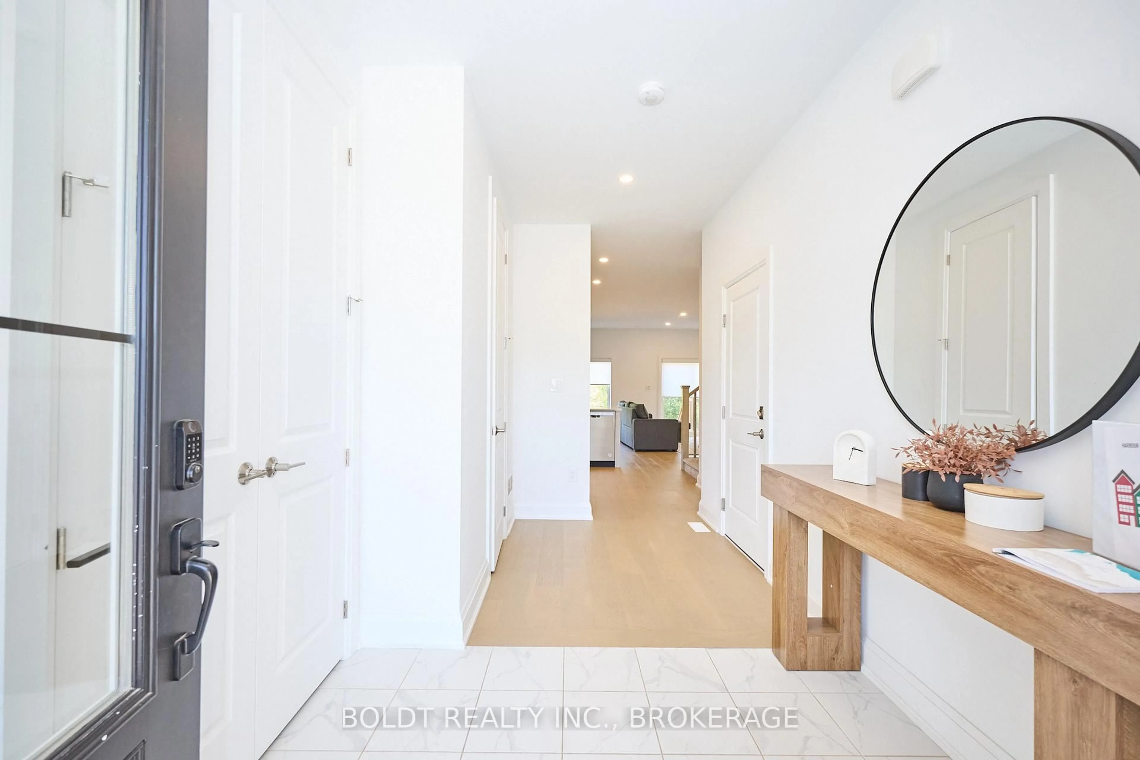 Indoor entryway for 550 Mississauga Ave, Fort Erie Ontario L2A 0G8