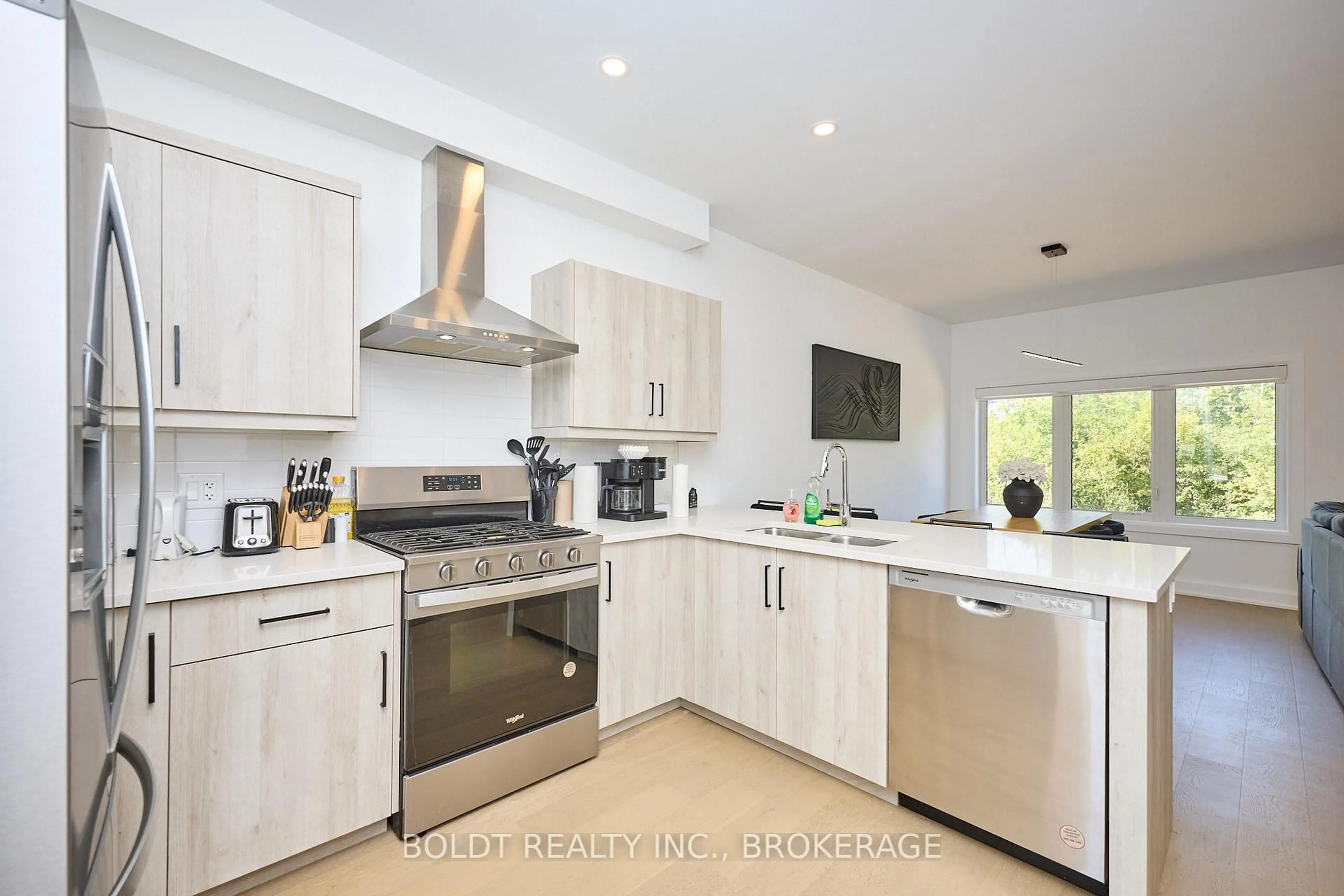 Contemporary kitchen, ceramic/tile floor for 550 Mississauga Ave, Fort Erie Ontario L2A 0G8