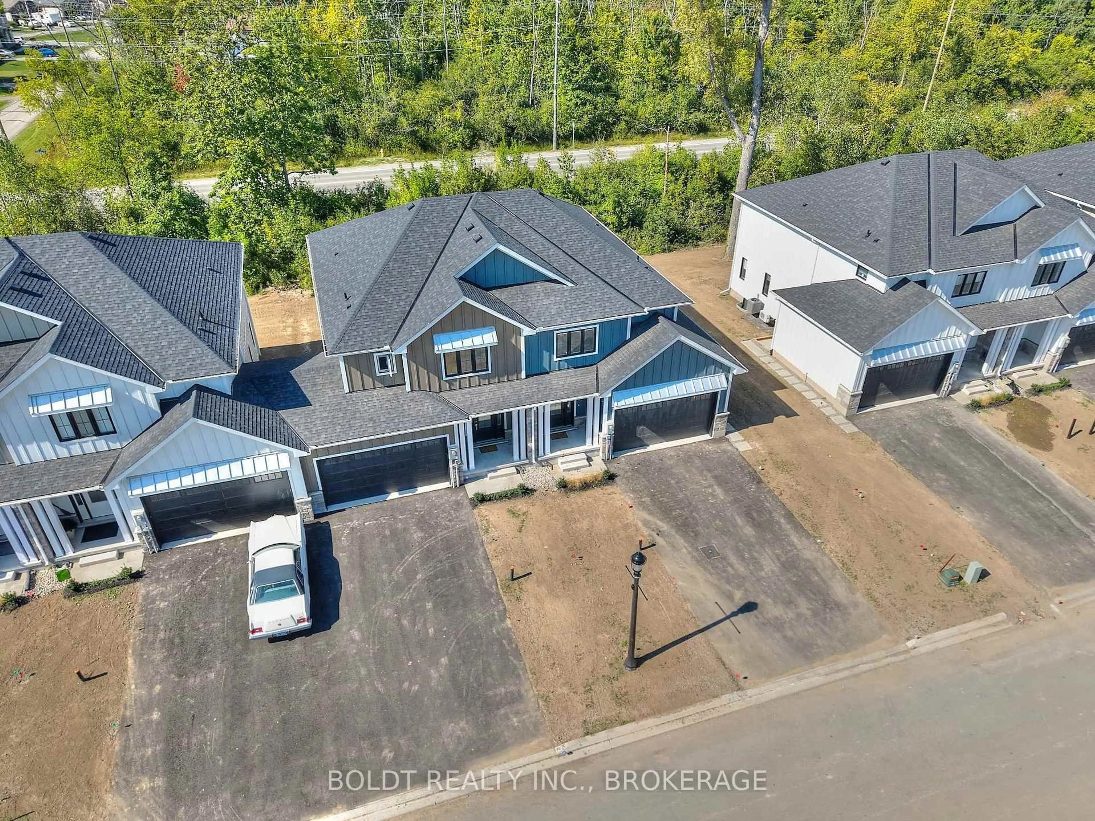A pic from outside/outdoor area/front of a property/back of a property/a pic from drone, street for 556 MISSISSAUGA Ave, Fort Erie Ontario L2A 0G8