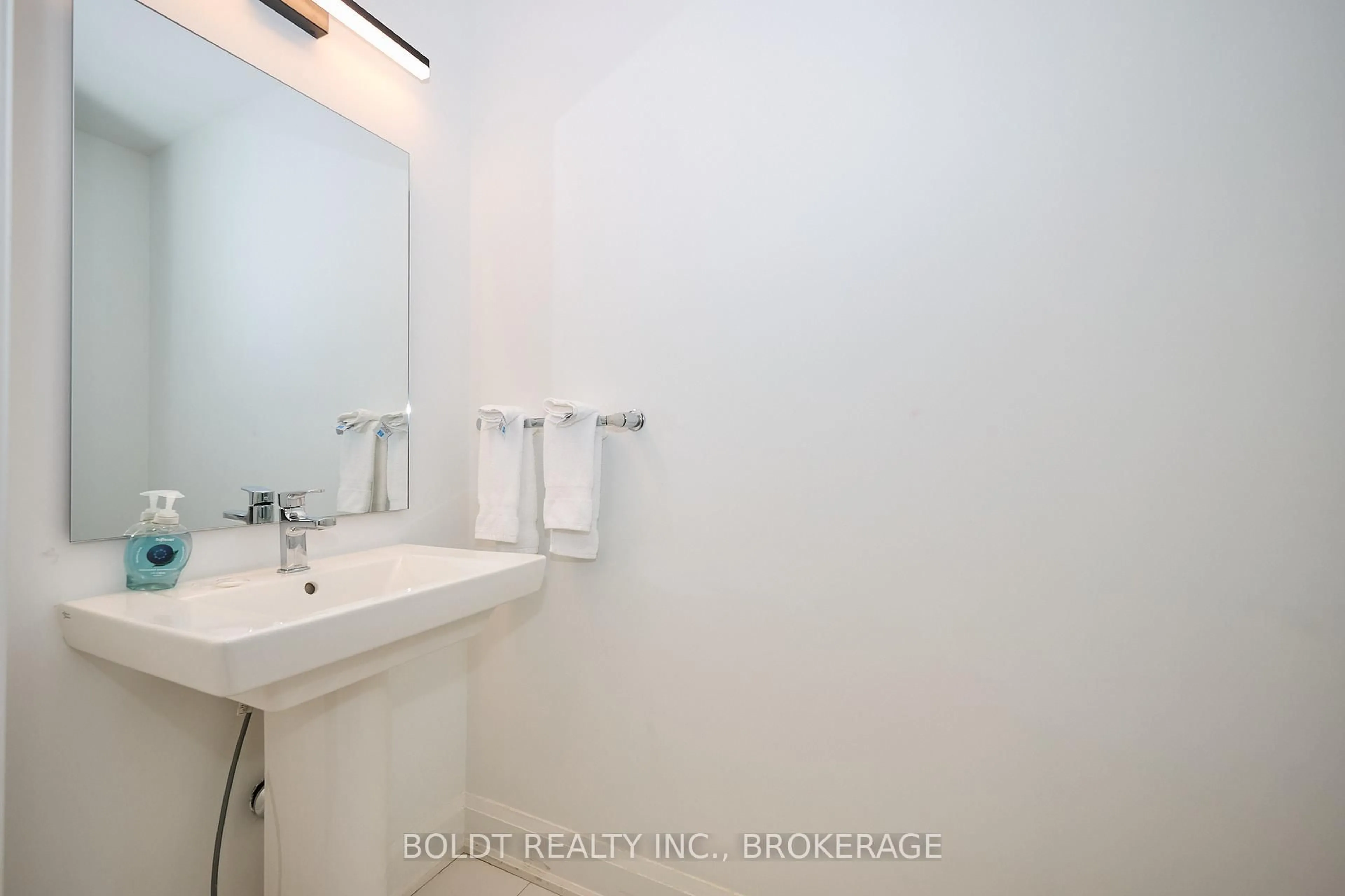 Standard bathroom, ceramic/tile floor for 556 MISSISSAUGA Ave, Fort Erie Ontario L2A 0G8