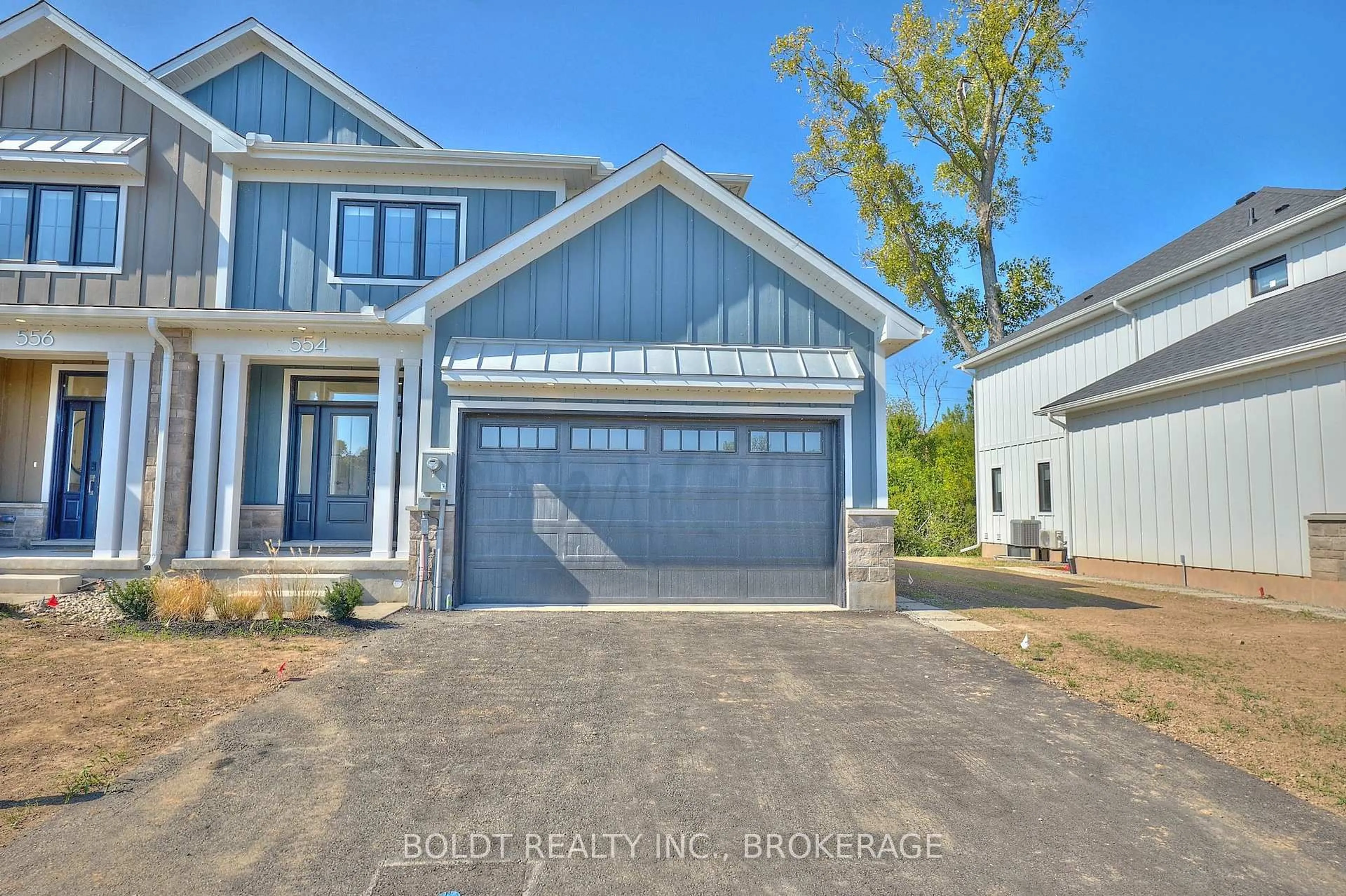 Home with vinyl exterior material, street for 554 MISSISSAUGA Ave, Fort Erie Ontario L2A 0G8