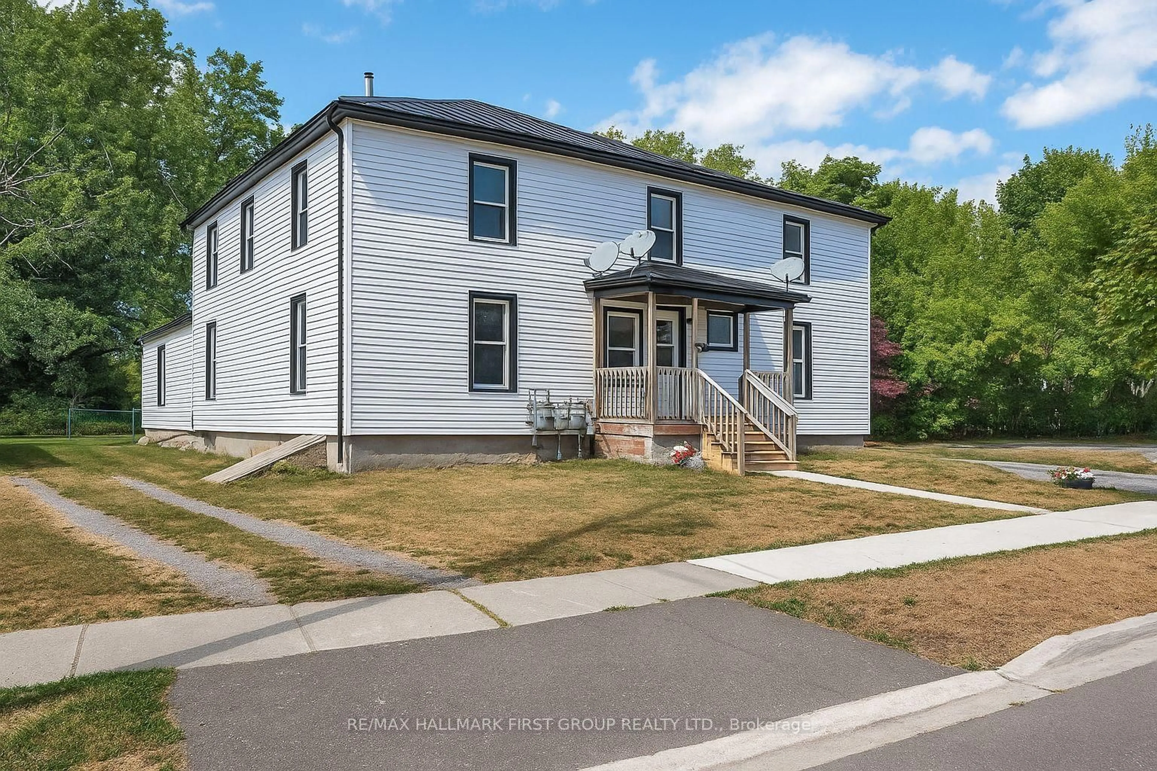 A pic from outside/outdoor area/front of a property/back of a property/a pic from drone, street for 170-172 Blake St, Cobourg Ontario K9A 2K5