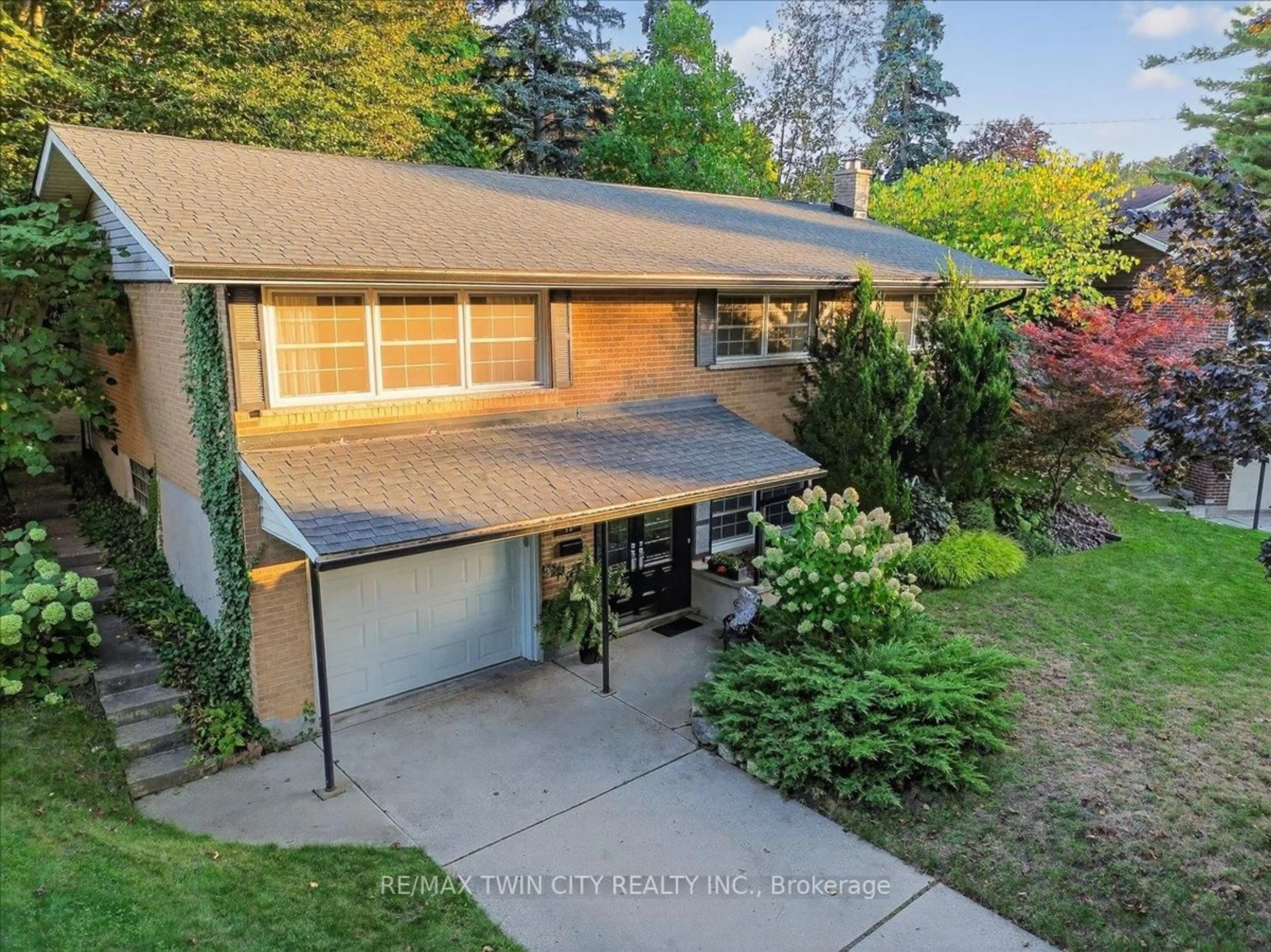 A pic from outside/outdoor area/front of a property/back of a property/a pic from drone, street for 12 Glendale Pl, Cambridge Ontario N1S 3J1