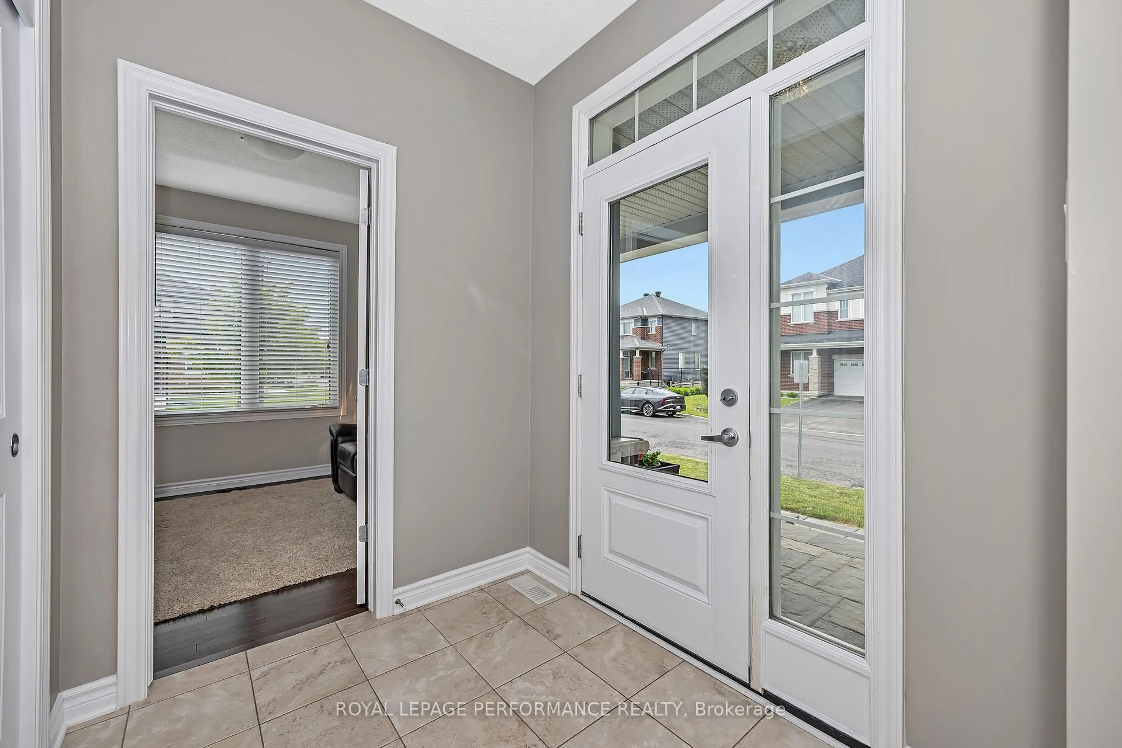 Indoor entryway for 344 Hepatica Way, Ottawa Ontario K4A 0Z1