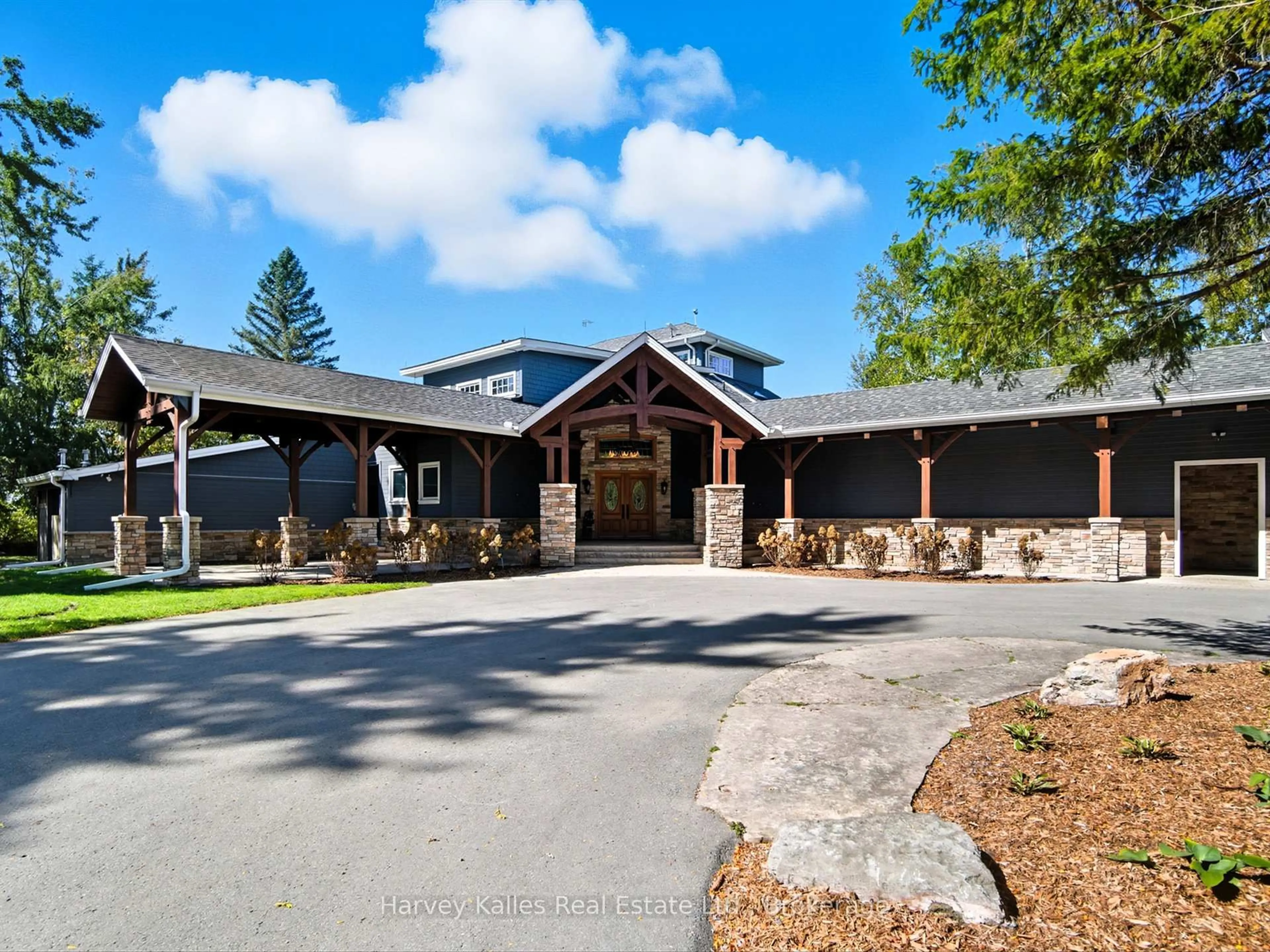 Indoor foyer for 5 Leaside St, Kawartha Lakes Ontario K0M 1G0