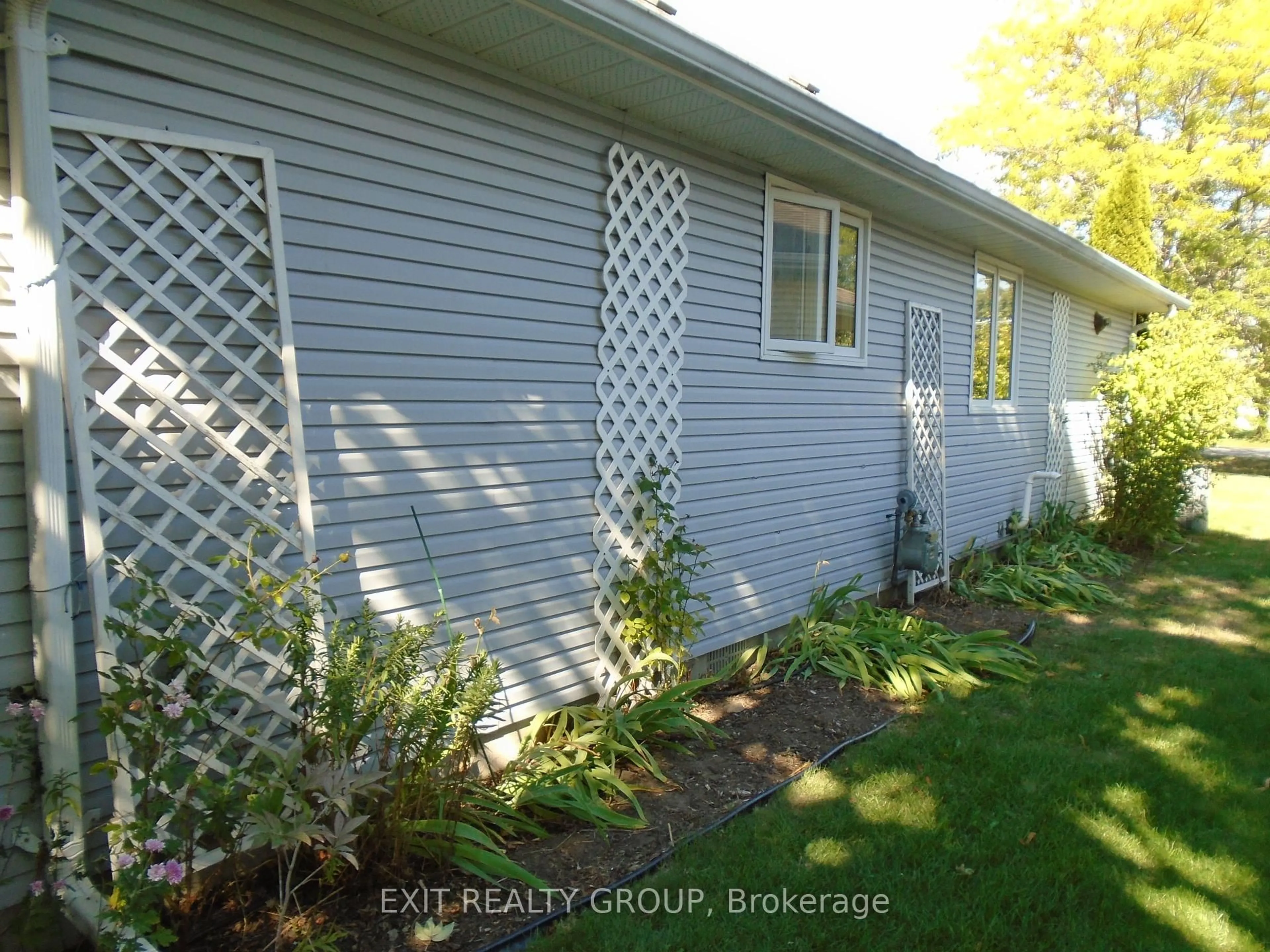 Home with vinyl exterior material, unknown for 18 Heritage Dr, Prince Edward County Ontario K0K 3L0