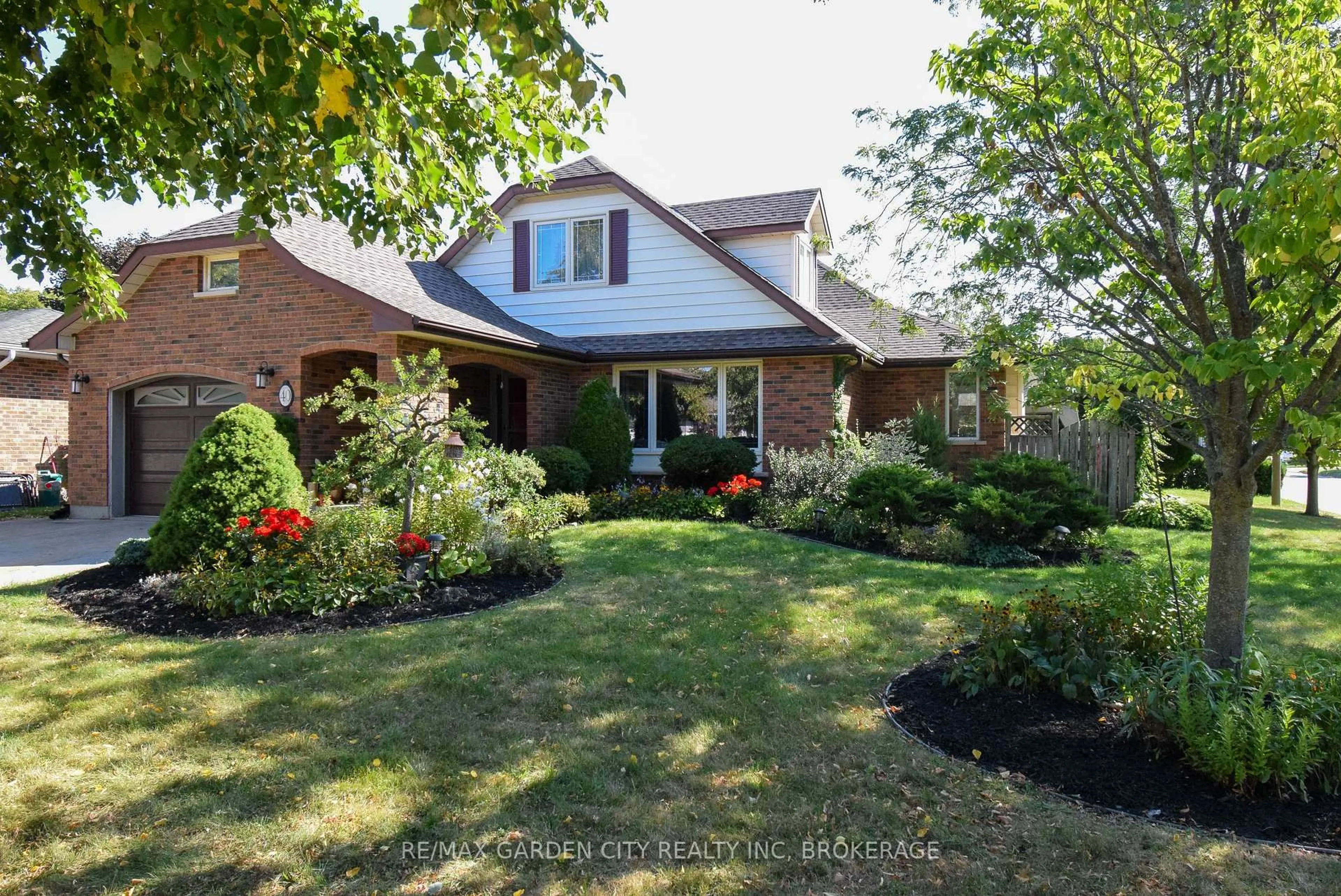 Home with brick exterior material, street for 40 Belair Dr, St. Catharines Ontario L2N 6X9