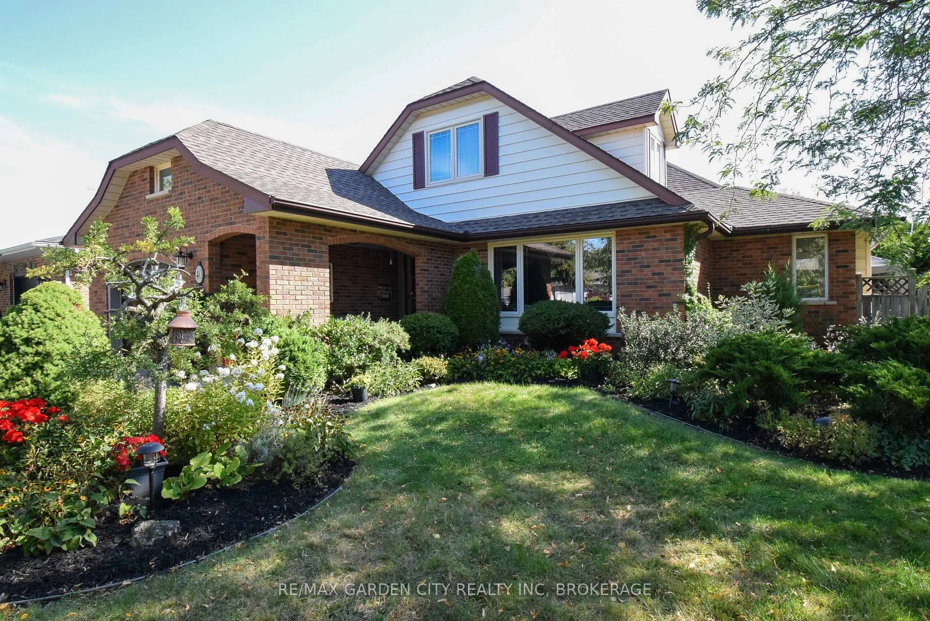 Home with brick exterior material, street for 40 Belair Dr, St. Catharines Ontario L2N 6X9
