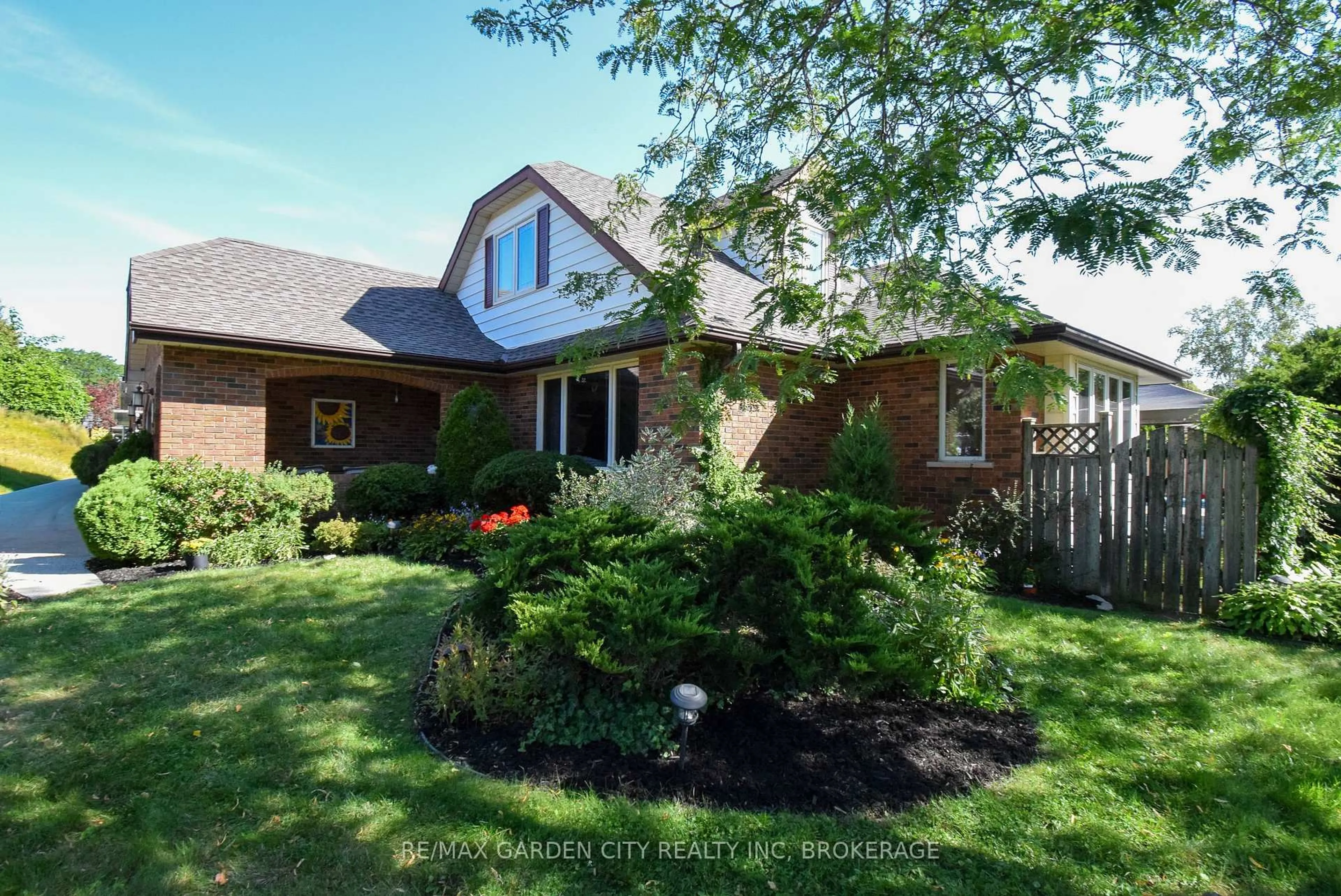 Home with brick exterior material, street for 40 Belair Dr, St. Catharines Ontario L2N 6X9