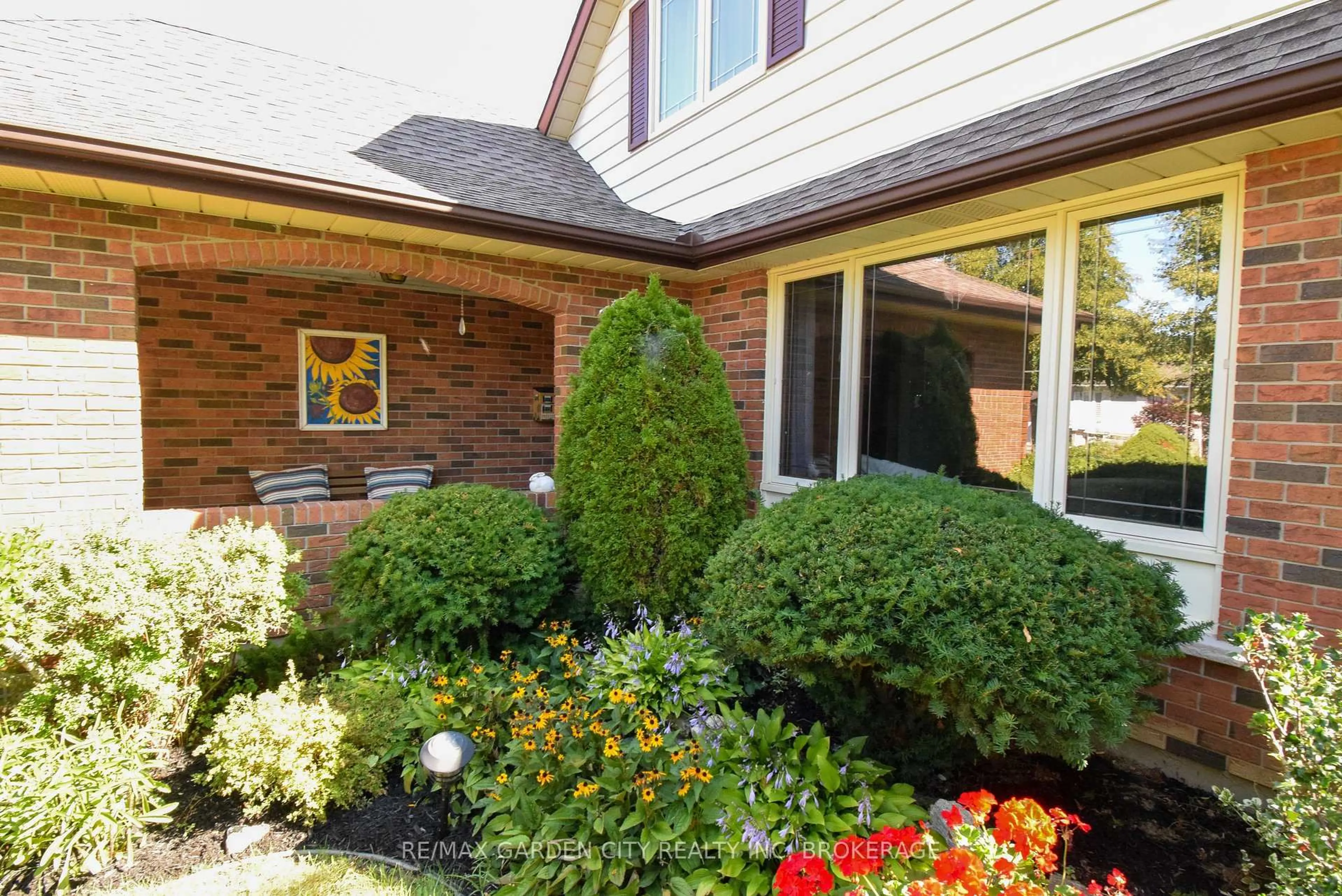 Home with brick exterior material, street for 40 Belair Dr, St. Catharines Ontario L2N 6X9
