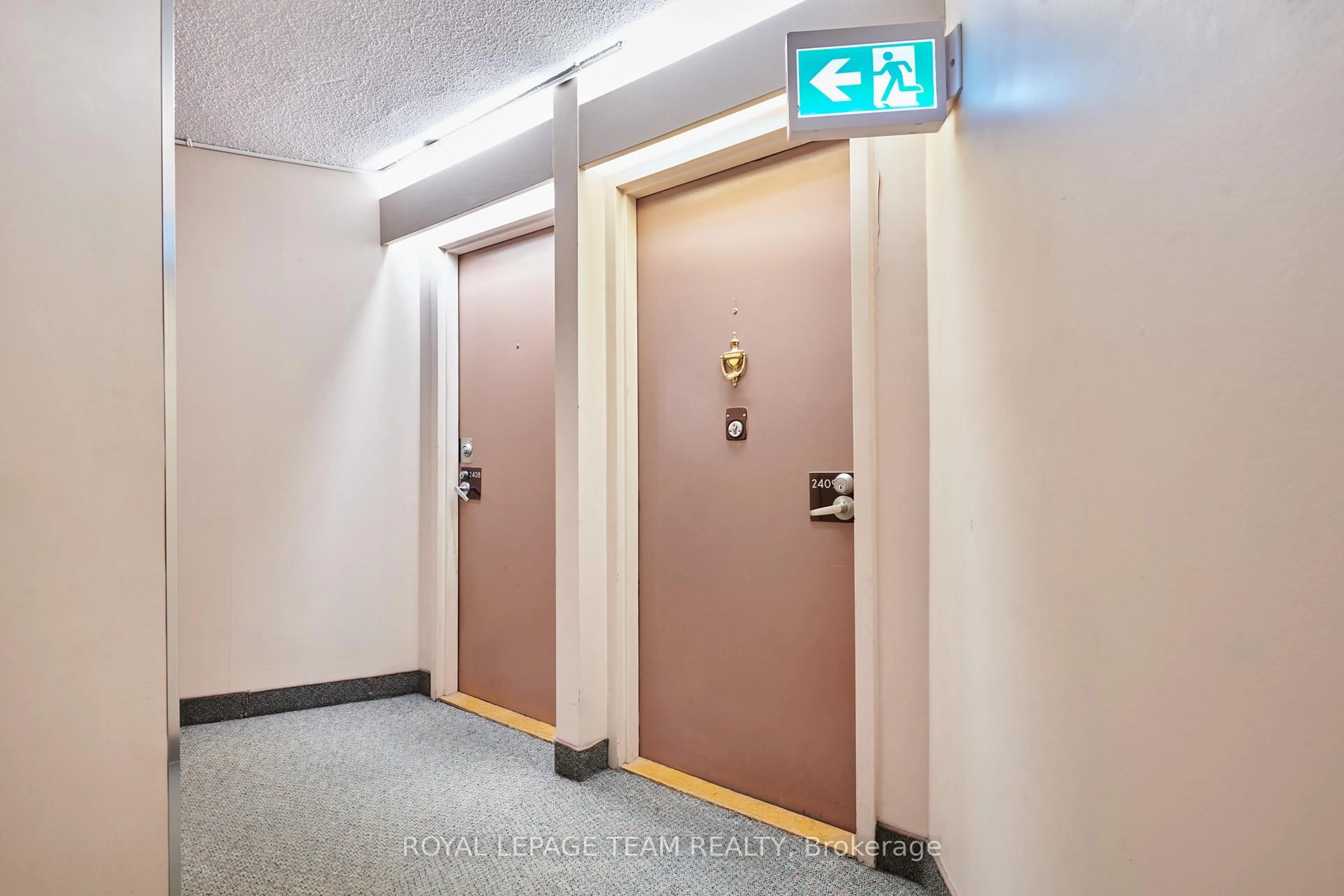 Indoor foyer for 900 Dynes Rd #2409, Ottawa Ontario K2C 3L6