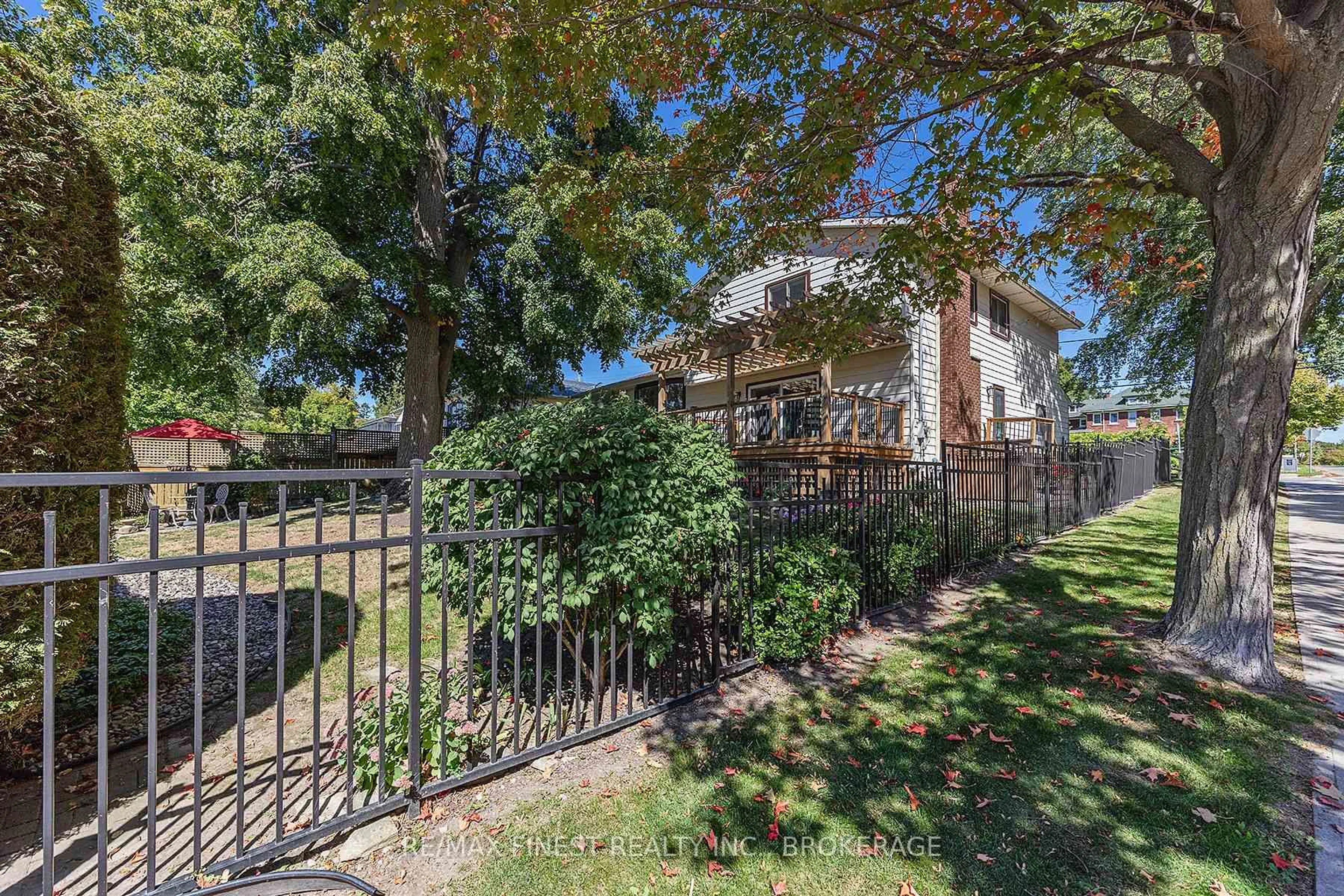 A pic from outside/outdoor area/front of a property/back of a property/a pic from drone, street for 80 Market St, Gananoque Ontario K7G 2M3
