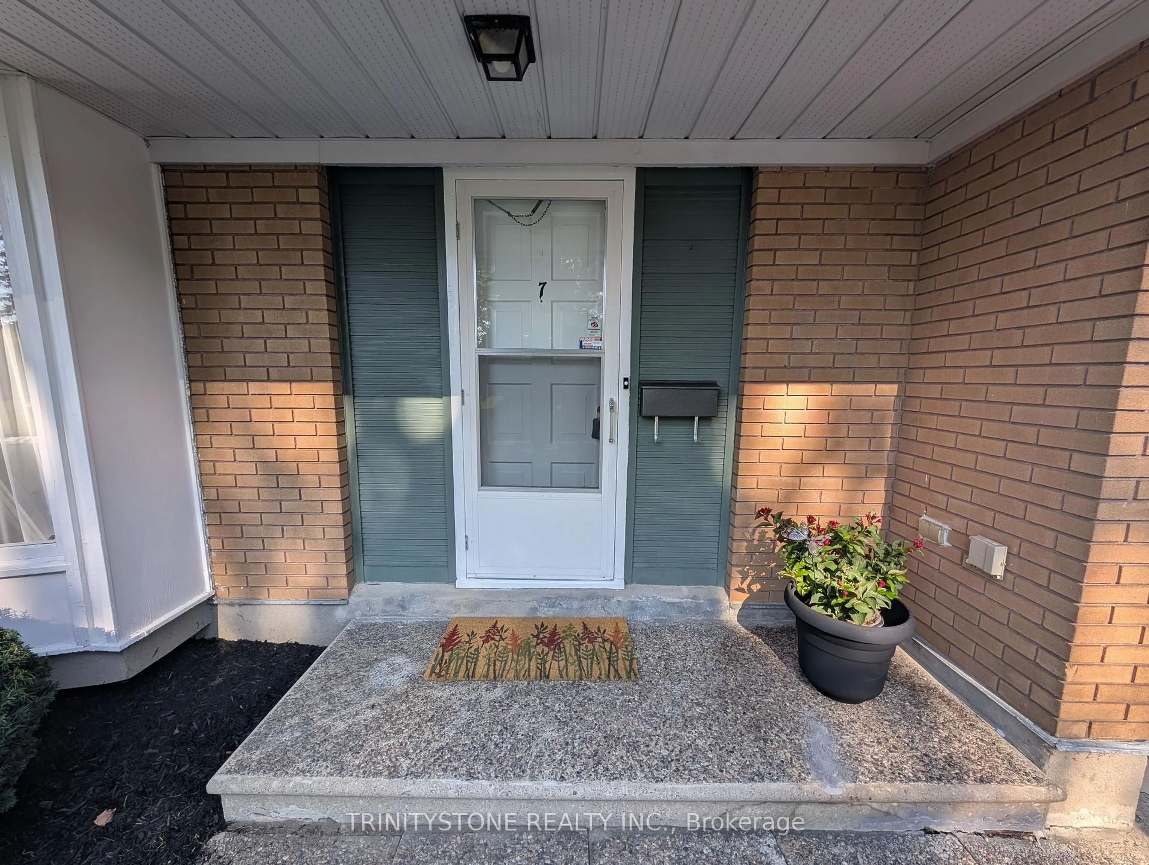 Indoor entryway for 7 Pulford Cres, Ottawa Ontario K2B 6L6