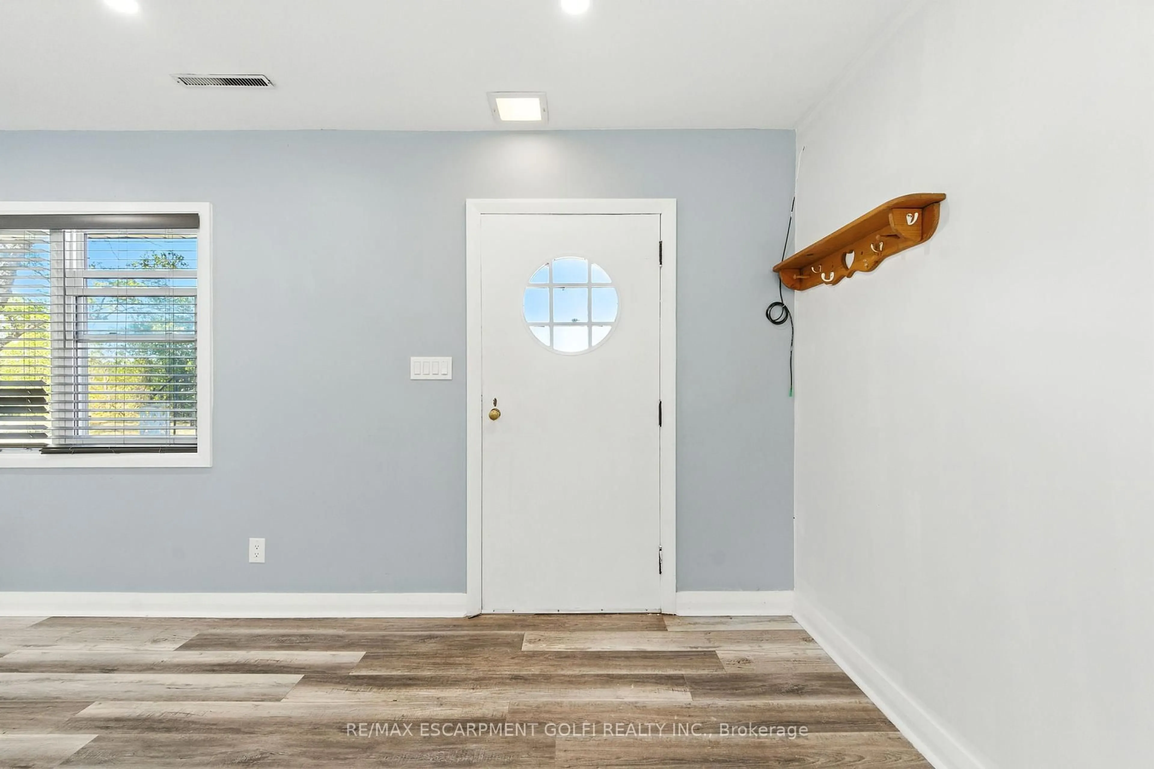 Indoor entryway for 2949 Garrison Rd, Fort Erie Ontario L0S 1N0