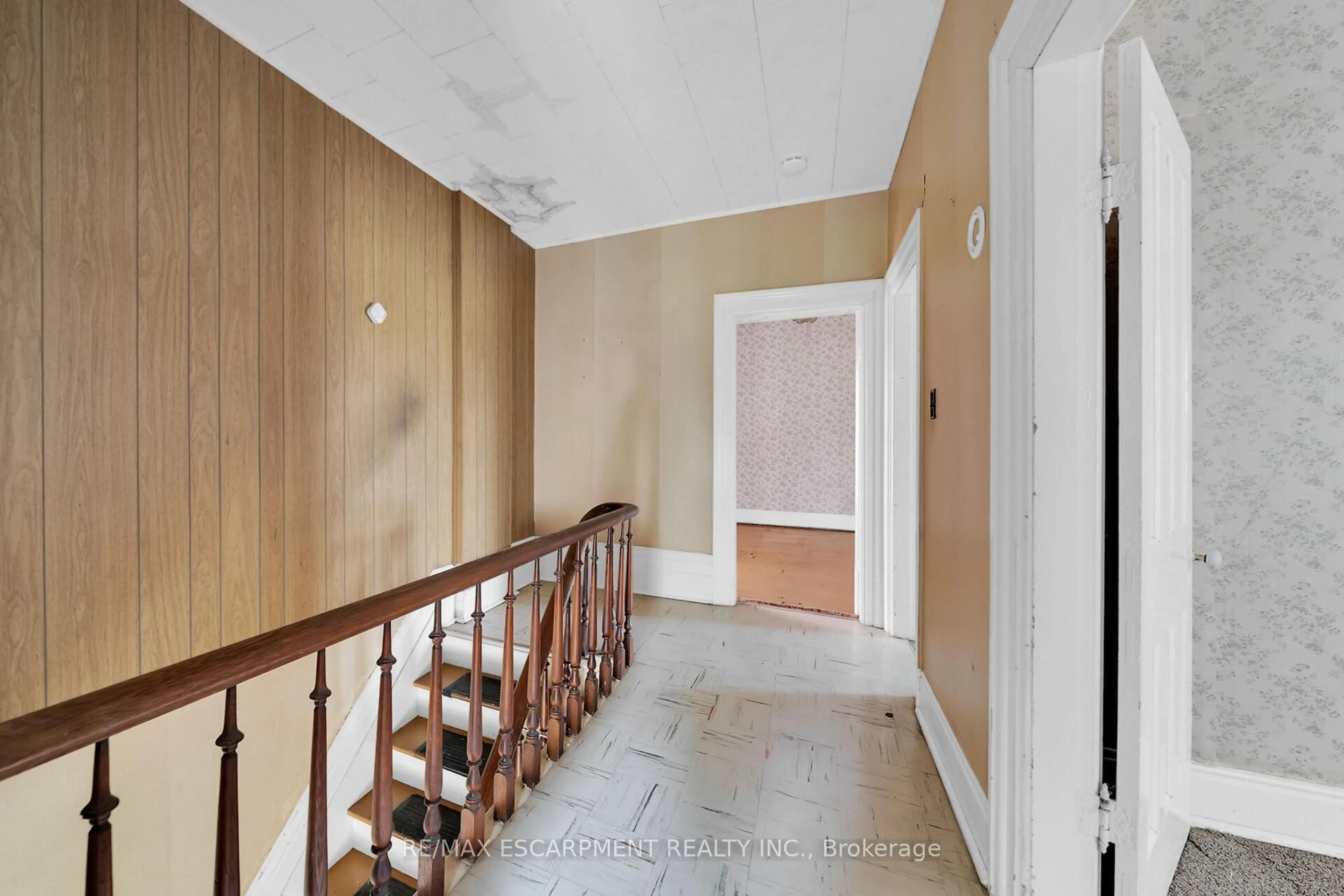 Indoor foyer for 534 Haldimand Road 32, Haldimand Ontario N0A 1C0
