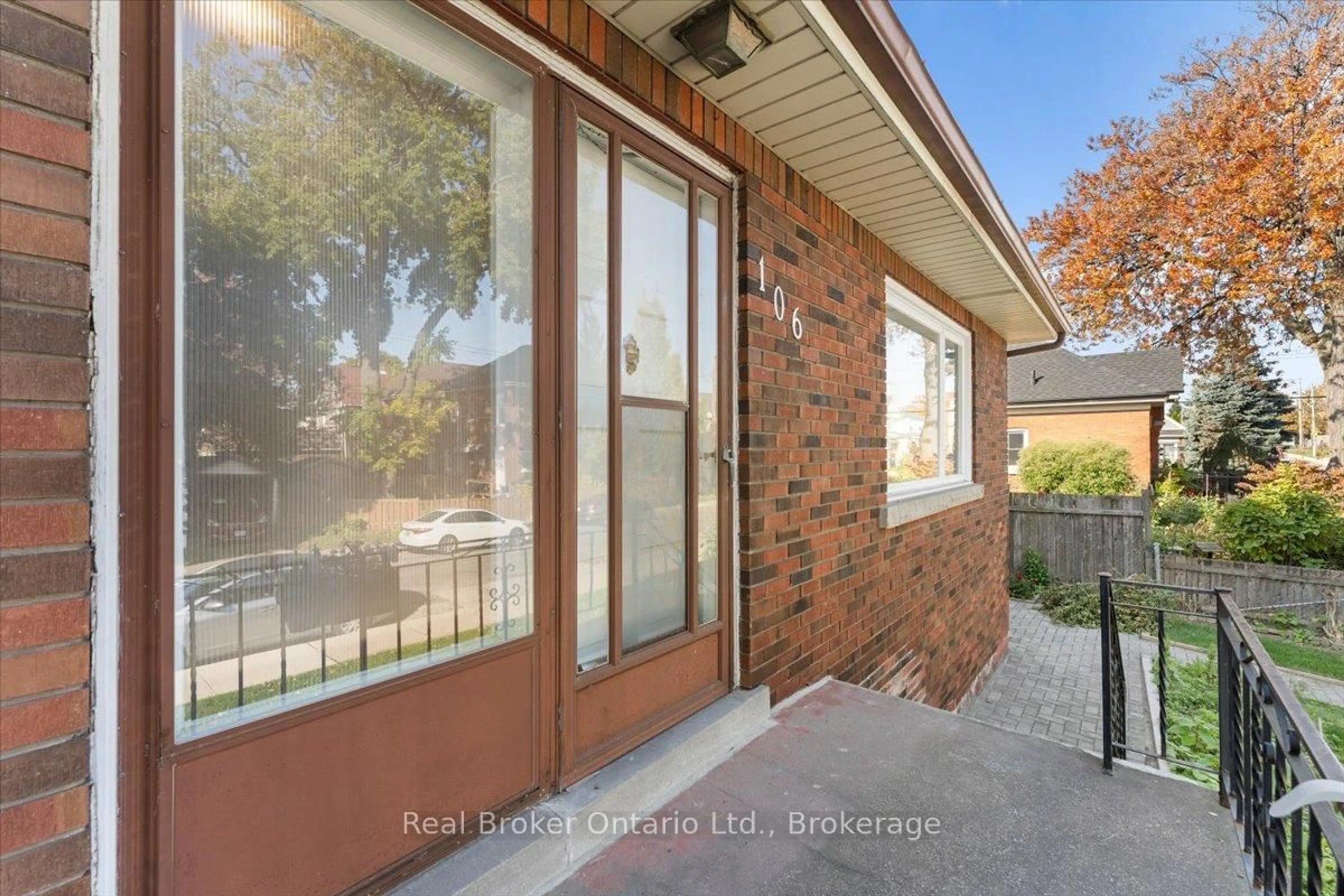 Home with brick exterior material, street for 106 Simcoe St, Hamilton Ontario L8L 3N5